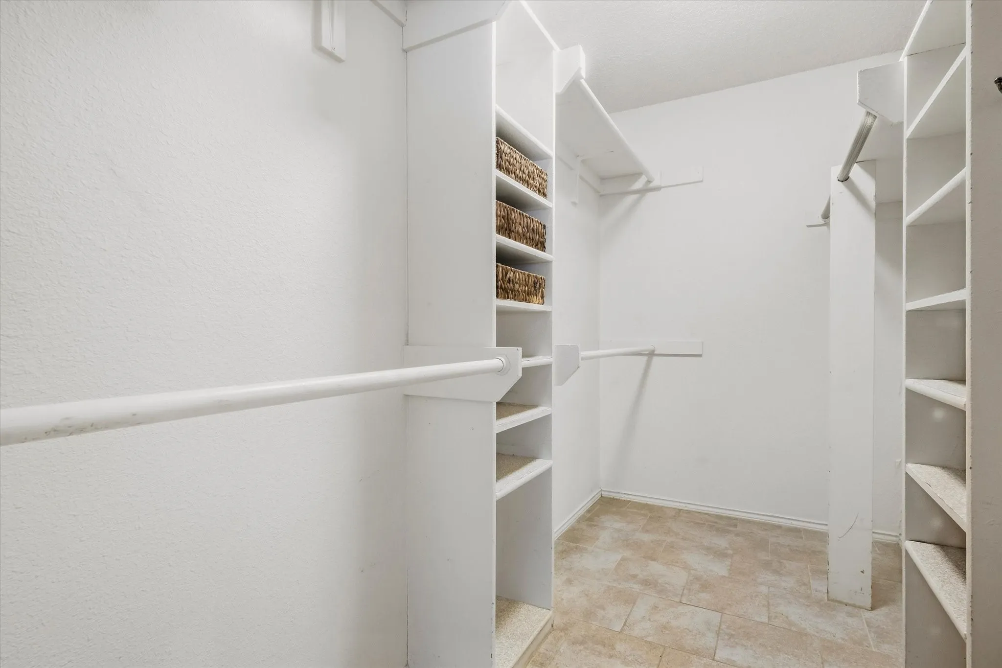 Single Family Residence For Sale in Tarrant County , 4202 Windhurst Drive, Arlington, Texas 76015, 3 Bedroom, 2 Bathroom, 1 Garage spaces, 1,185 Sqft, built in 1983, mls#21406252, Real Estate Agent in Arlington, Homes For Sale in Tarrant county, Homes For Sale in Arlington, Realtor in Arlington Texas, Real Estate Brokerage Independent Realty Texas, Luminita Cordes Realtor