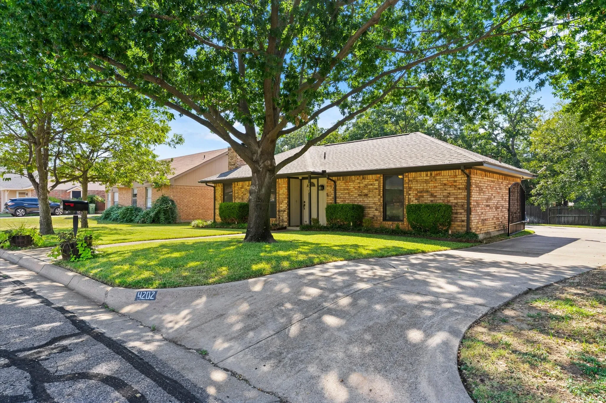 Single Family Residence For Sale in Tarrant County , 4202 Windhurst Drive, Arlington, Texas 76015, 3 Bedroom, 2 Bathroom, 1 Garage spaces, 1,185 Sqft, built in 1983, mls#21406252, Real Estate Agent in Arlington, Homes For Sale in Tarrant county, Homes For Sale in Arlington, Realtor in Arlington Texas, Real Estate Brokerage Independent Realty Texas, Luminita Cordes Realtor