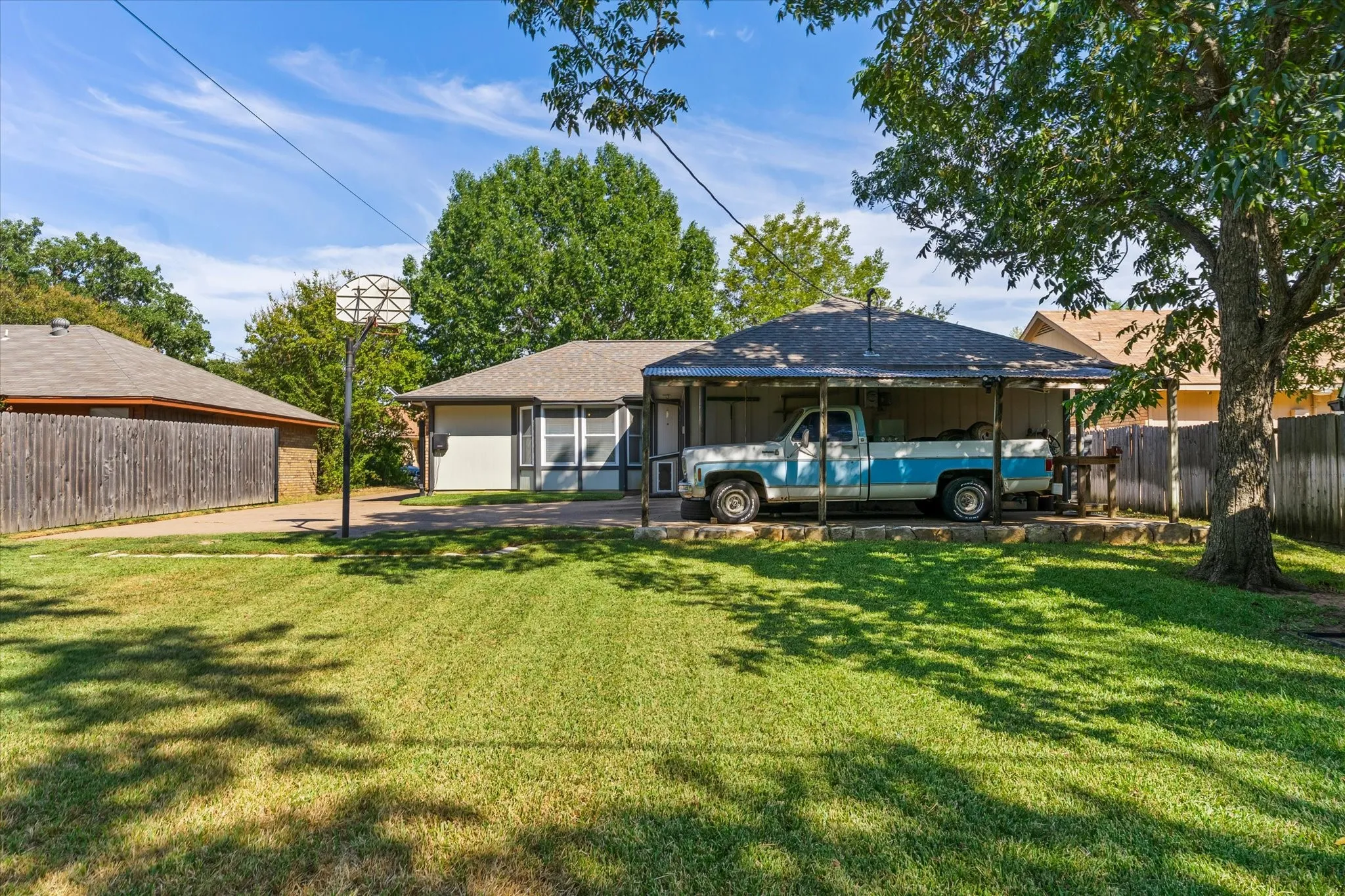 Single Family Residence For Sale in Tarrant County , 4202 Windhurst Drive, Arlington, Texas 76015, 3 Bedroom, 2 Bathroom, 1 Garage spaces, 1,185 Sqft, built in 1983, mls#21406252, Real Estate Agent in Arlington, Homes For Sale in Tarrant county, Homes For Sale in Arlington, Realtor in Arlington Texas, Real Estate Brokerage Independent Realty Texas, Luminita Cordes Realtor
