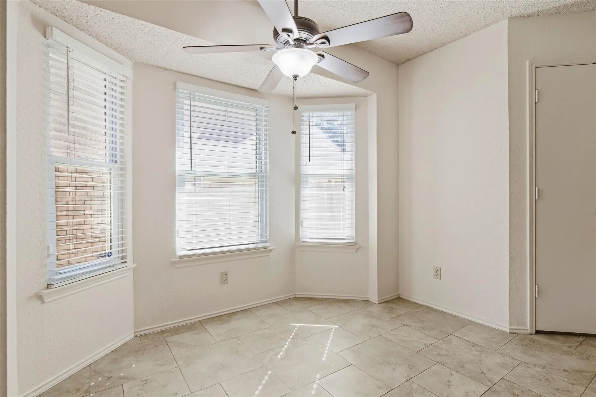 Single Family Residence For Sale in Tarrant County , 4202 Windhurst Drive, Arlington, Texas 76015, 3 Bedroom, 2 Bathroom, 1 Garage spaces, 1,185 Sqft, built in 1983, mls#21406252, Real Estate Agent in Arlington, Homes For Sale in Tarrant county, Homes For Sale in Arlington, Realtor in Arlington Texas, Real Estate Brokerage Independent Realty Texas, Luminita Cordes Realtor
