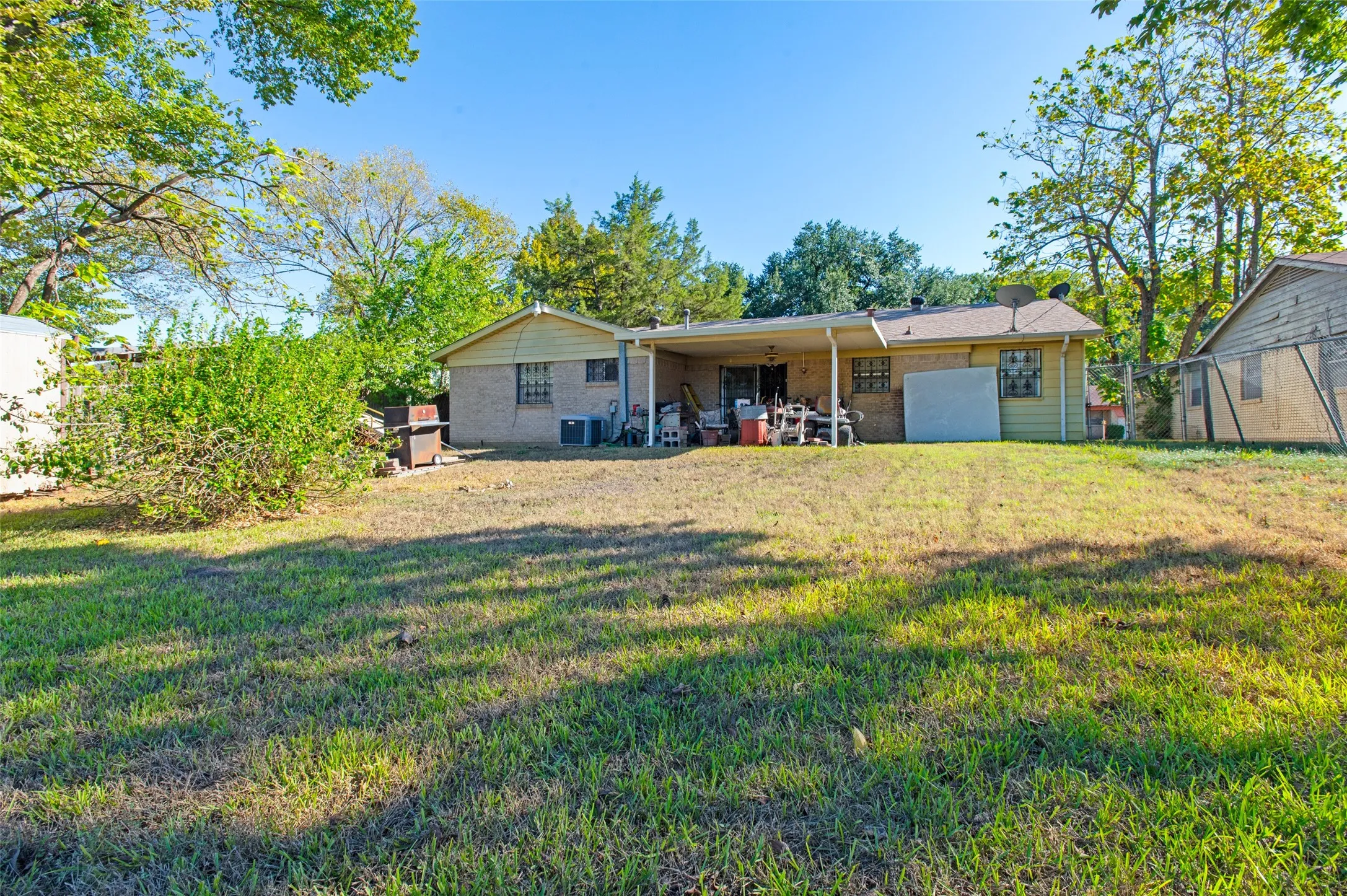 Single Family Residence For Sale in Dallas County , 1441 Wagon Wheels Trail, Dallas, Texas 75241, 3 Bedroom, 2 Bathroom, Garage spaces, 1,744 Sqft, built in 1961, mls#21406350, Real Estate Agent in Dallas, Homes For Sale in Dallas county, Homes For Sale in Dallas, Realtor in Dallas Texas, Real Estate Brokerage Independent Realty Texas, Luminita Cordes Realtor