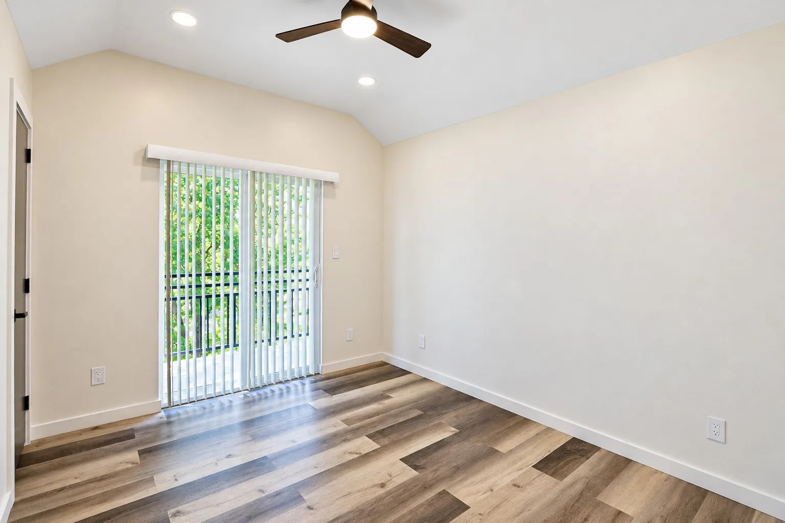 Vaulted ceiling with recessed lighting and ceiling fan