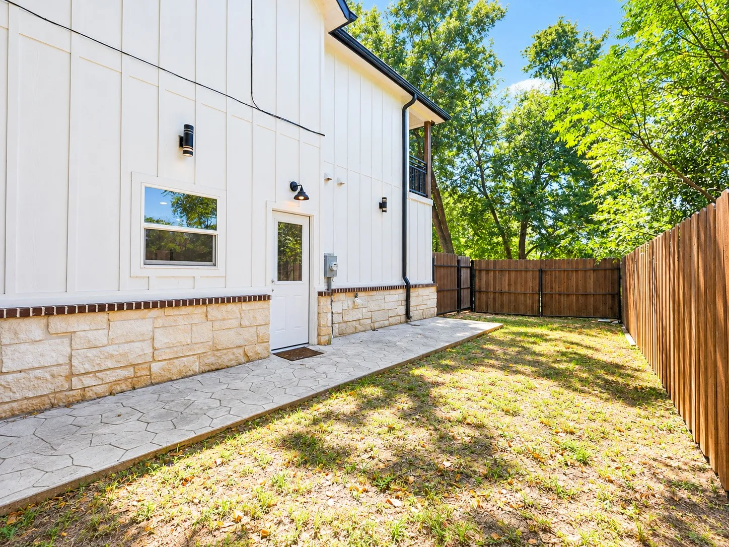 Single Family Residence For Rent in Henderson County , 521 York Street, Athens, Texas 75751, 4 Bedroom, 3 Bathroom, Garage spaces, 1,783 Sqft, built in 2022, mls#21406328, Real Estate Agent in Athens, Homes For Rent in Henderson county, Homes For Rent in Athens, Realtor in Athens Texas, Real Estate Brokerage Independent Realty Texas, Luminita Cordes Realtor