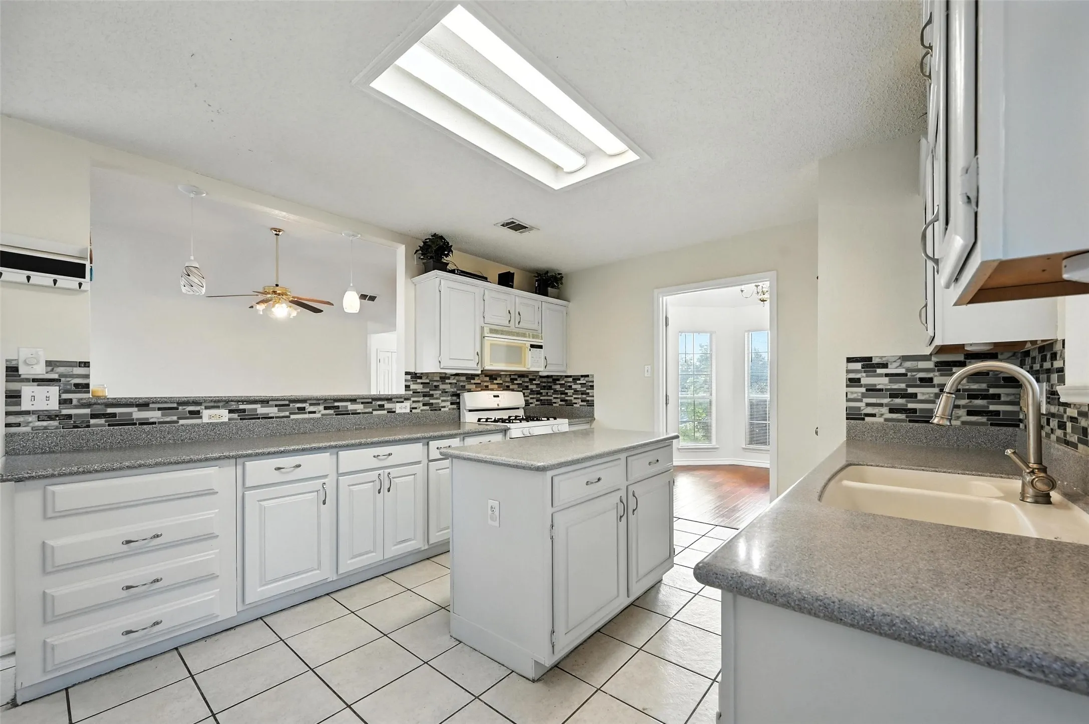 Single Family Residence For Rent in Dallas County , 2711 Primrose Lane, Rowlett, Texas 75089, 3 Bedroom, 2 Bathroom, 2 Garage spaces, 1,925 Sqft, built in 1993, mls#21406365, Real Estate Agent in Rowlett, Homes For Rent in Dallas county, Homes For Rent in Rowlett, Realtor in Rowlett Texas, Real Estate Brokerage Independent Realty Texas, Luminita Cordes Realtor