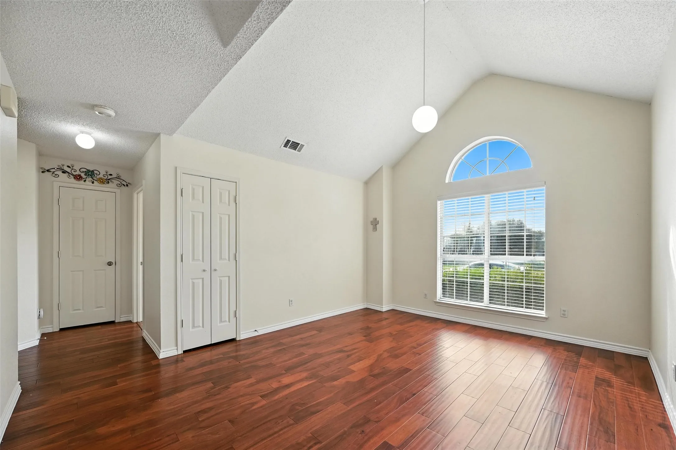 Single Family Residence For Rent in Dallas County , 2711 Primrose Lane, Rowlett, Texas 75089, 3 Bedroom, 2 Bathroom, 2 Garage spaces, 1,925 Sqft, built in 1993, mls#21406365, Real Estate Agent in Rowlett, Homes For Rent in Dallas county, Homes For Rent in Rowlett, Realtor in Rowlett Texas, Real Estate Brokerage Independent Realty Texas, Luminita Cordes Realtor