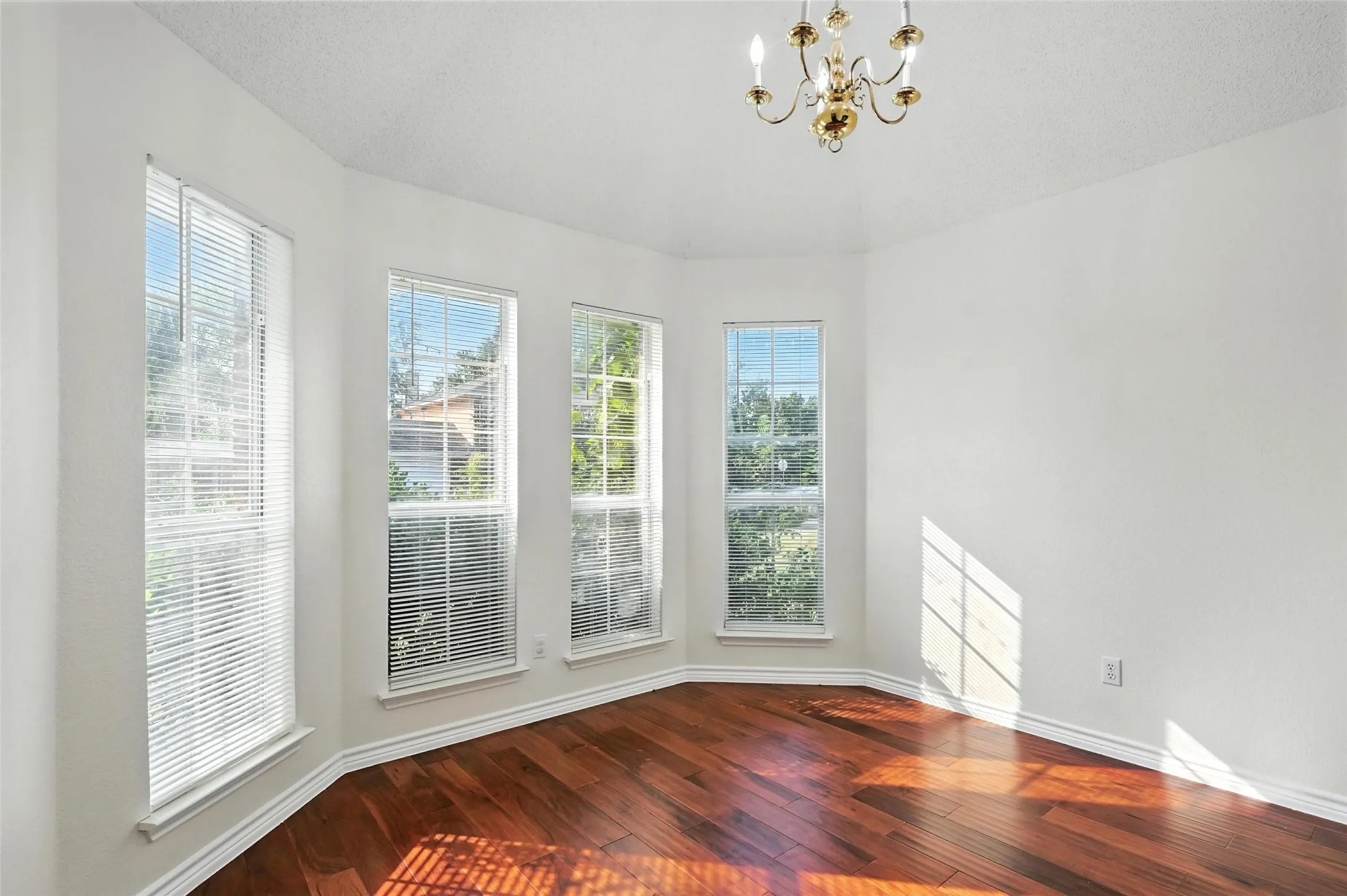 Single Family Residence For Rent in Dallas County , 2711 Primrose Lane, Rowlett, Texas 75089, 3 Bedroom, 2 Bathroom, 2 Garage spaces, 1,925 Sqft, built in 1993, mls#21406365, Real Estate Agent in Rowlett, Homes For Rent in Dallas county, Homes For Rent in Rowlett, Realtor in Rowlett Texas, Real Estate Brokerage Independent Realty Texas, Luminita Cordes Realtor