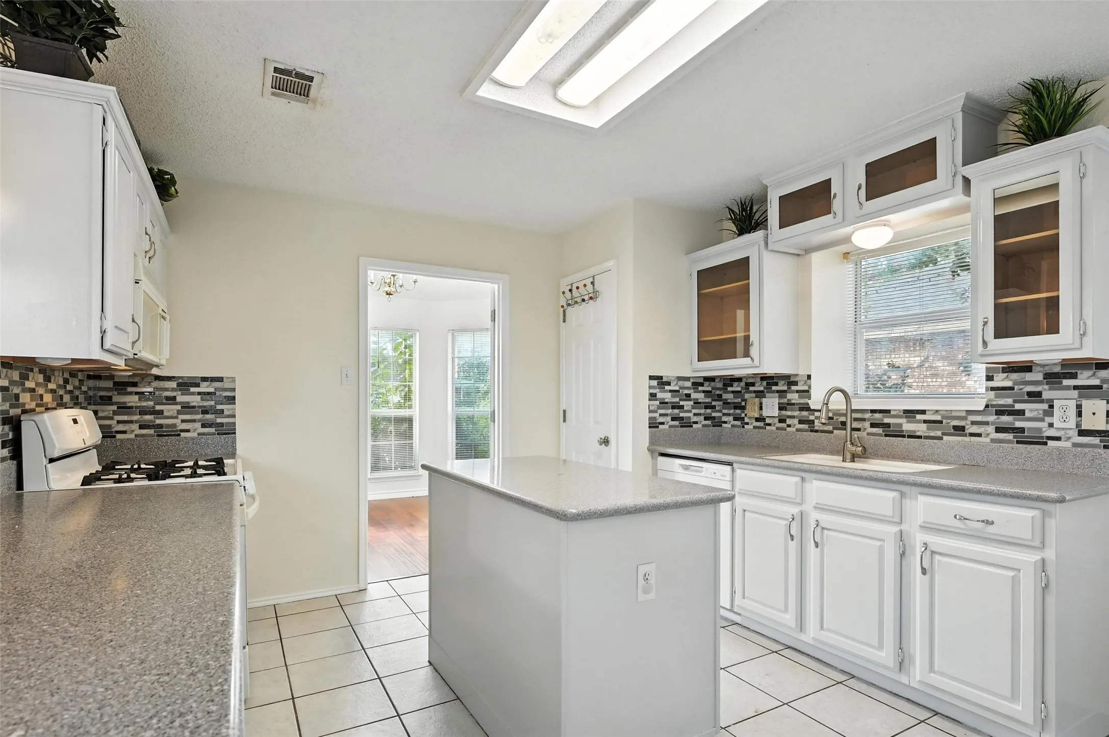 Single Family Residence For Rent in Dallas County , 2711 Primrose Lane, Rowlett, Texas 75089, 3 Bedroom, 2 Bathroom, 2 Garage spaces, 1,925 Sqft, built in 1993, mls#21406365, Real Estate Agent in Rowlett, Homes For Rent in Dallas county, Homes For Rent in Rowlett, Realtor in Rowlett Texas, Real Estate Brokerage Independent Realty Texas, Luminita Cordes Realtor
