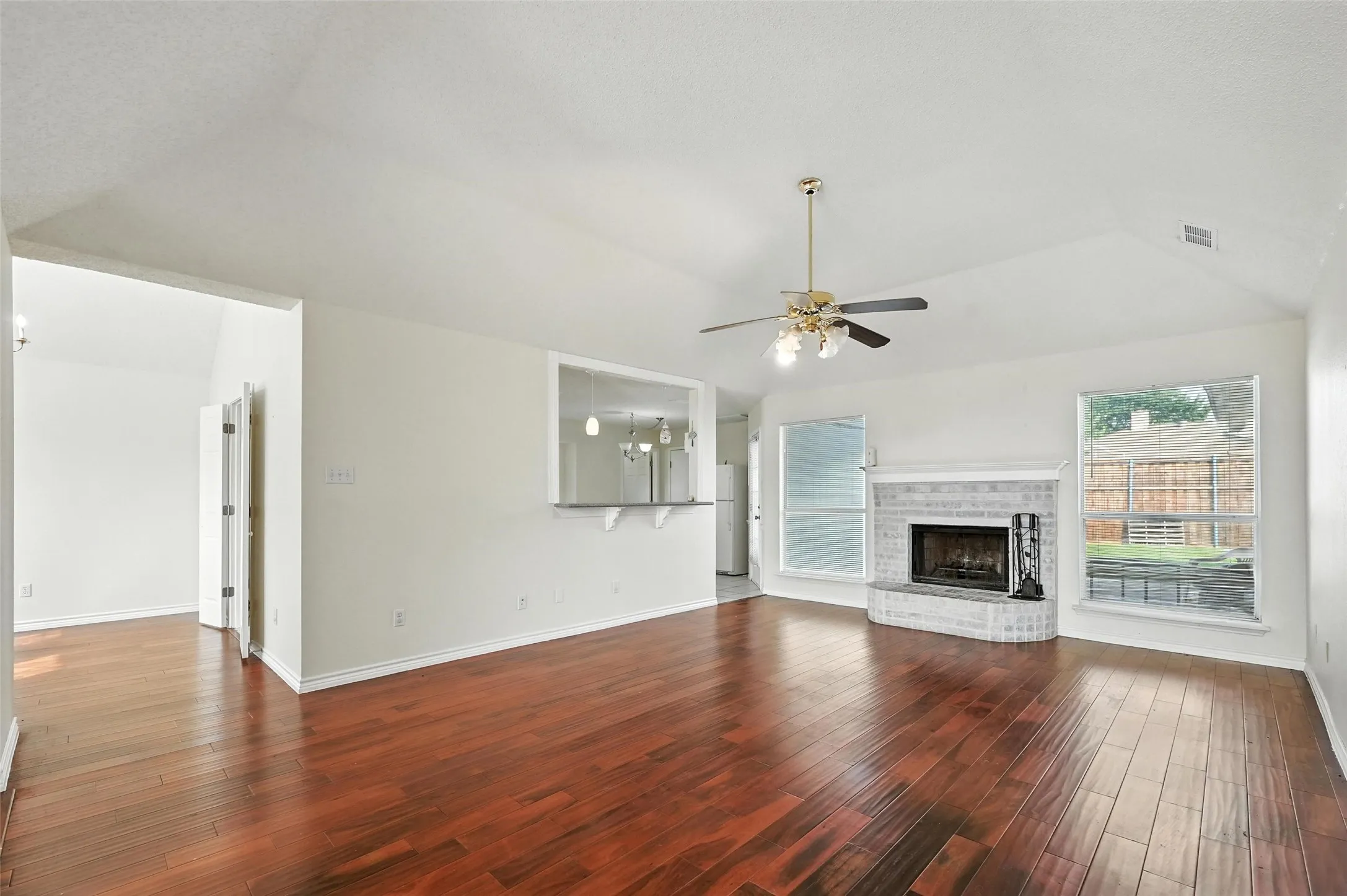 Single Family Residence For Rent in Dallas County , 2711 Primrose Lane, Rowlett, Texas 75089, 3 Bedroom, 2 Bathroom, 2 Garage spaces, 1,925 Sqft, built in 1993, mls#21406365, Real Estate Agent in Rowlett, Homes For Rent in Dallas county, Homes For Rent in Rowlett, Realtor in Rowlett Texas, Real Estate Brokerage Independent Realty Texas, Luminita Cordes Realtor
