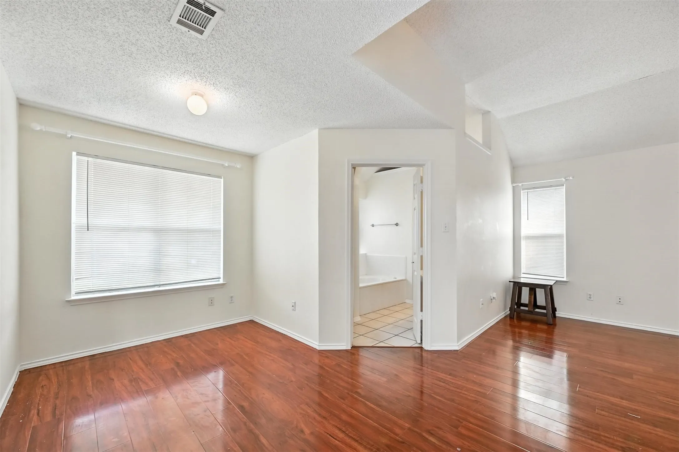 Single Family Residence For Rent in Dallas County , 2711 Primrose Lane, Rowlett, Texas 75089, 3 Bedroom, 2 Bathroom, 2 Garage spaces, 1,925 Sqft, built in 1993, mls#21406365, Real Estate Agent in Rowlett, Homes For Rent in Dallas county, Homes For Rent in Rowlett, Realtor in Rowlett Texas, Real Estate Brokerage Independent Realty Texas, Luminita Cordes Realtor