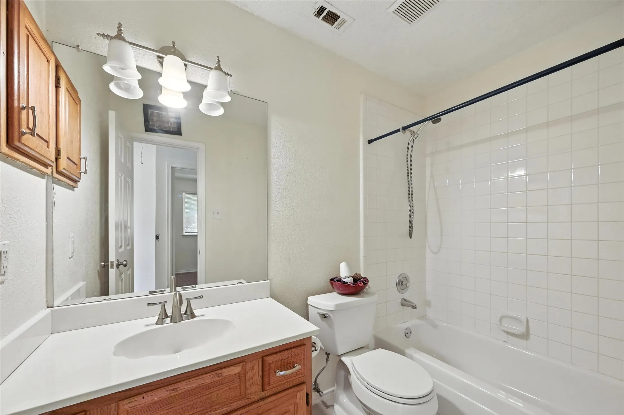 Single Family Residence For Rent in Dallas County , 2711 Primrose Lane, Rowlett, Texas 75089, 3 Bedroom, 2 Bathroom, 2 Garage spaces, 1,925 Sqft, built in 1993, mls#21406365, Real Estate Agent in Rowlett, Homes For Rent in Dallas county, Homes For Rent in Rowlett, Realtor in Rowlett Texas, Real Estate Brokerage Independent Realty Texas, Luminita Cordes Realtor