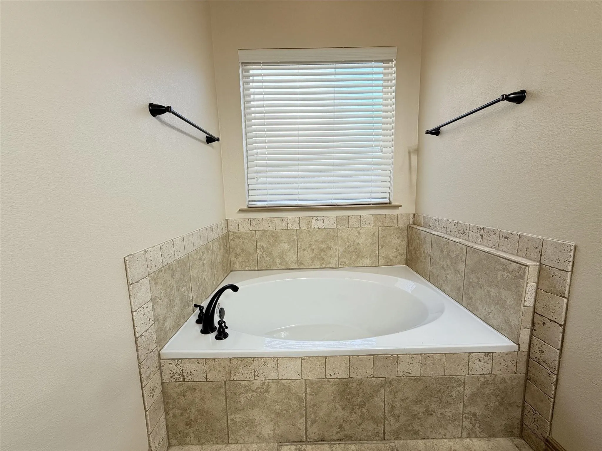 Single Family Residence For Rent in Parker County , 418 Spyglass Drive, Willow Park, Texas 76008, 3 Bedroom, 2 Bathroom, 2 Garage spaces, 1,800 Sqft, built in 2013, mls#21406349, Real Estate Agent in Willow Park, Homes For Rent in Parker county, Homes For Rent in Willow Park, Realtor in Willow Park Texas, Real Estate Brokerage Independent Realty Texas, Luminita Cordes Realtor