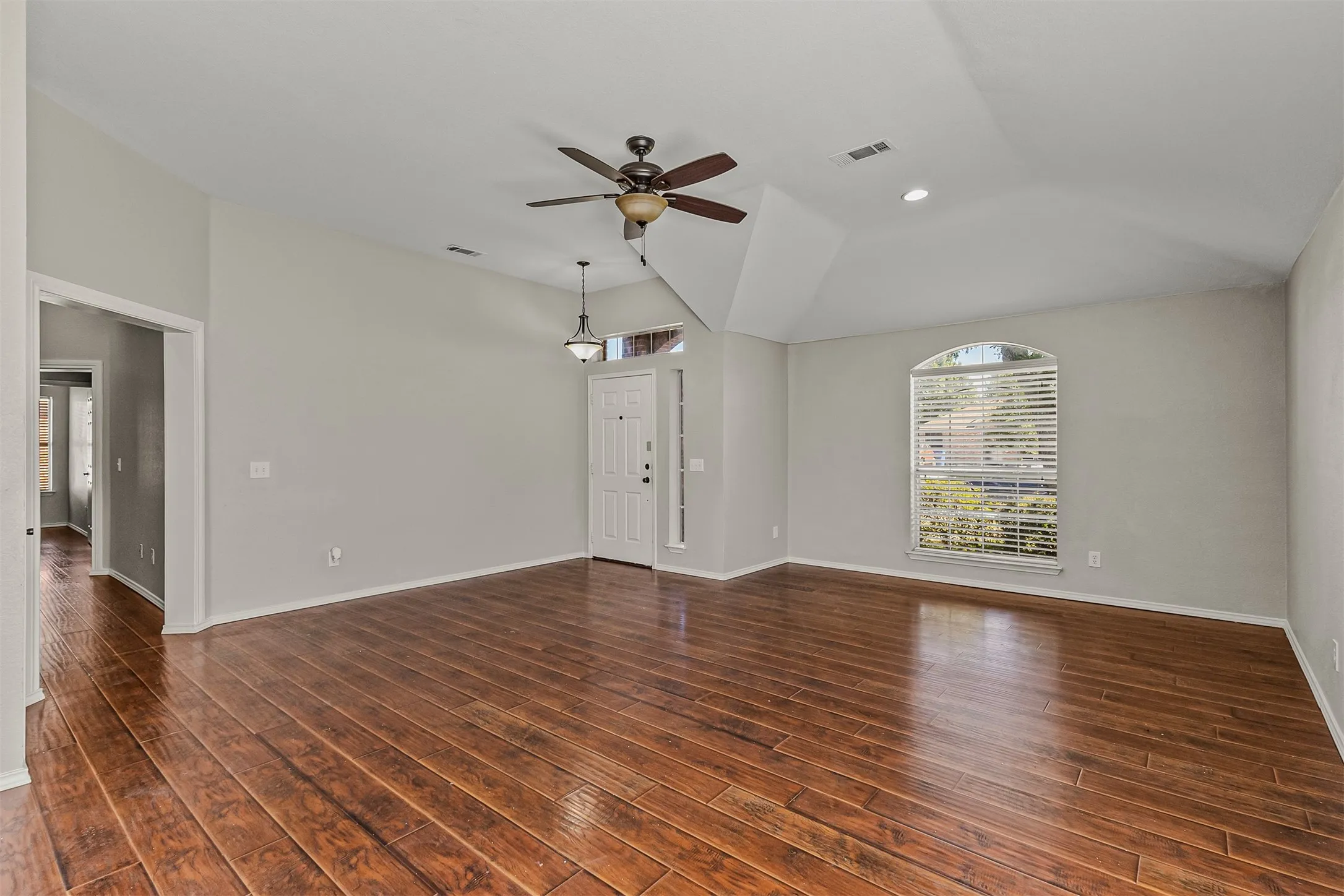 Single Family Residence For Sale in Collin County , 109 N Rolling Meadows Drive, Wylie, Texas 75098, 4 Bedroom, 2 Bathroom, 2 Garage spaces, 1,967 Sqft, built in 2000, mls#21406367, Real Estate Agent in Wylie, Homes For Sale in Collin county, Homes For Sale in Wylie, Realtor in Wylie Texas, Real Estate Brokerage Independent Realty Texas, Luminita Cordes Realtor