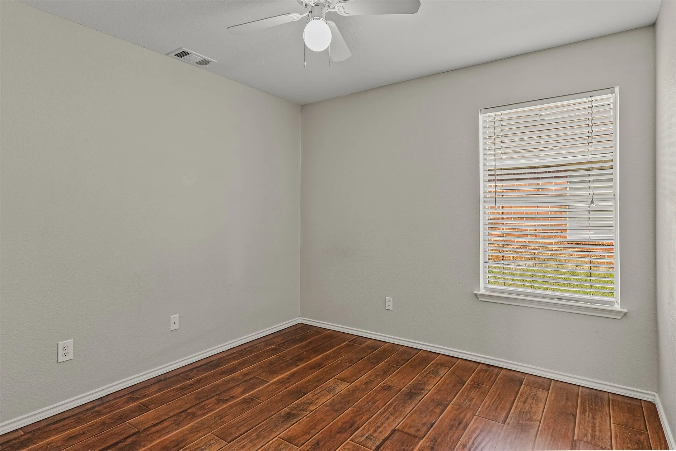 Single Family Residence For Sale in Collin County , 109 N Rolling Meadows Drive, Wylie, Texas 75098, 4 Bedroom, 2 Bathroom, 2 Garage spaces, 1,967 Sqft, built in 2000, mls#21406367, Real Estate Agent in Wylie, Homes For Sale in Collin county, Homes For Sale in Wylie, Realtor in Wylie Texas, Real Estate Brokerage Independent Realty Texas, Luminita Cordes Realtor