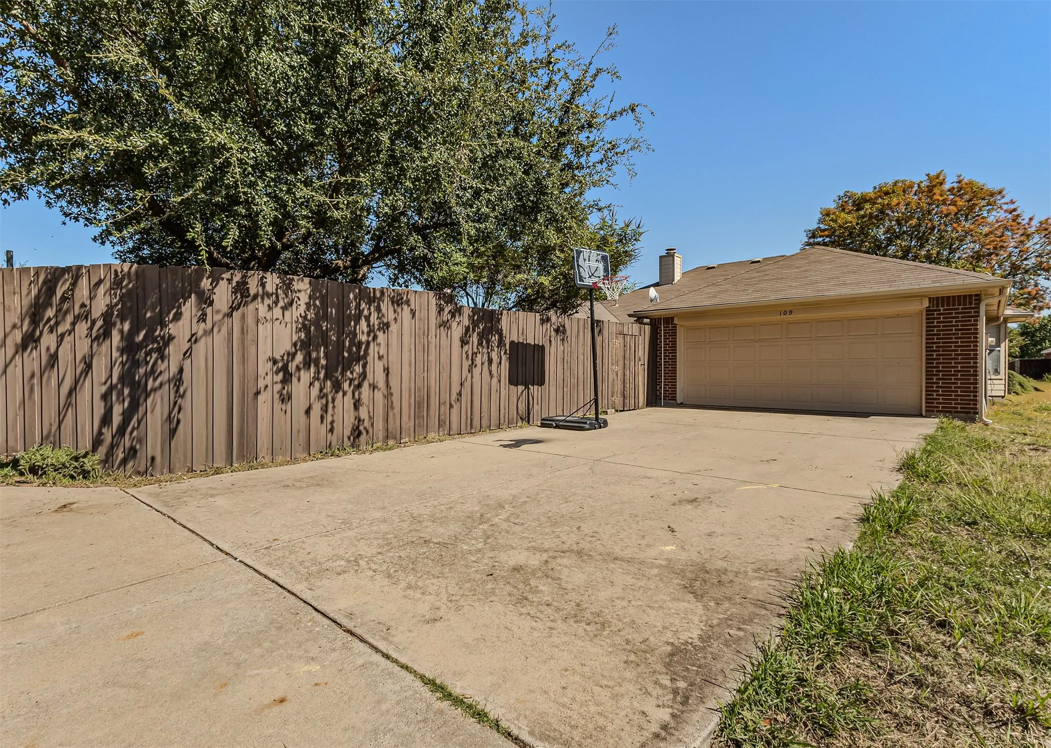 Single Family Residence For Sale in Collin County , 109 N Rolling Meadows Drive, Wylie, Texas 75098, 4 Bedroom, 2 Bathroom, 2 Garage spaces, 1,967 Sqft, built in 2000, mls#21406367, Real Estate Agent in Wylie, Homes For Sale in Collin county, Homes For Sale in Wylie, Realtor in Wylie Texas, Real Estate Brokerage Independent Realty Texas, Luminita Cordes Realtor