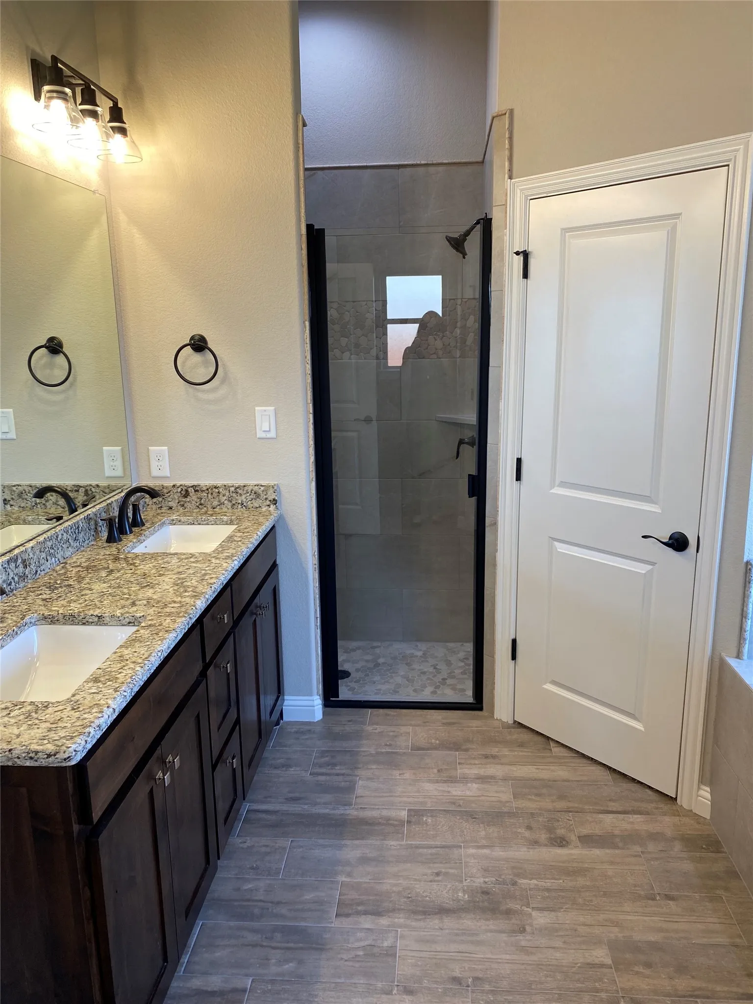 Single Family Residence For Rent in Hood County , 3005 Promenade Drive, Granbury, Texas 76049, 3 Bedroom, 2 Bathroom, 2 Garage spaces, 1,787 Sqft, built in 2022, mls#21406375, Real Estate Agent in Granbury, Homes For Rent in Hood county, Homes For Rent in Granbury, Realtor in Granbury Texas, Real Estate Brokerage Independent Realty Texas, Luminita Cordes Realtor