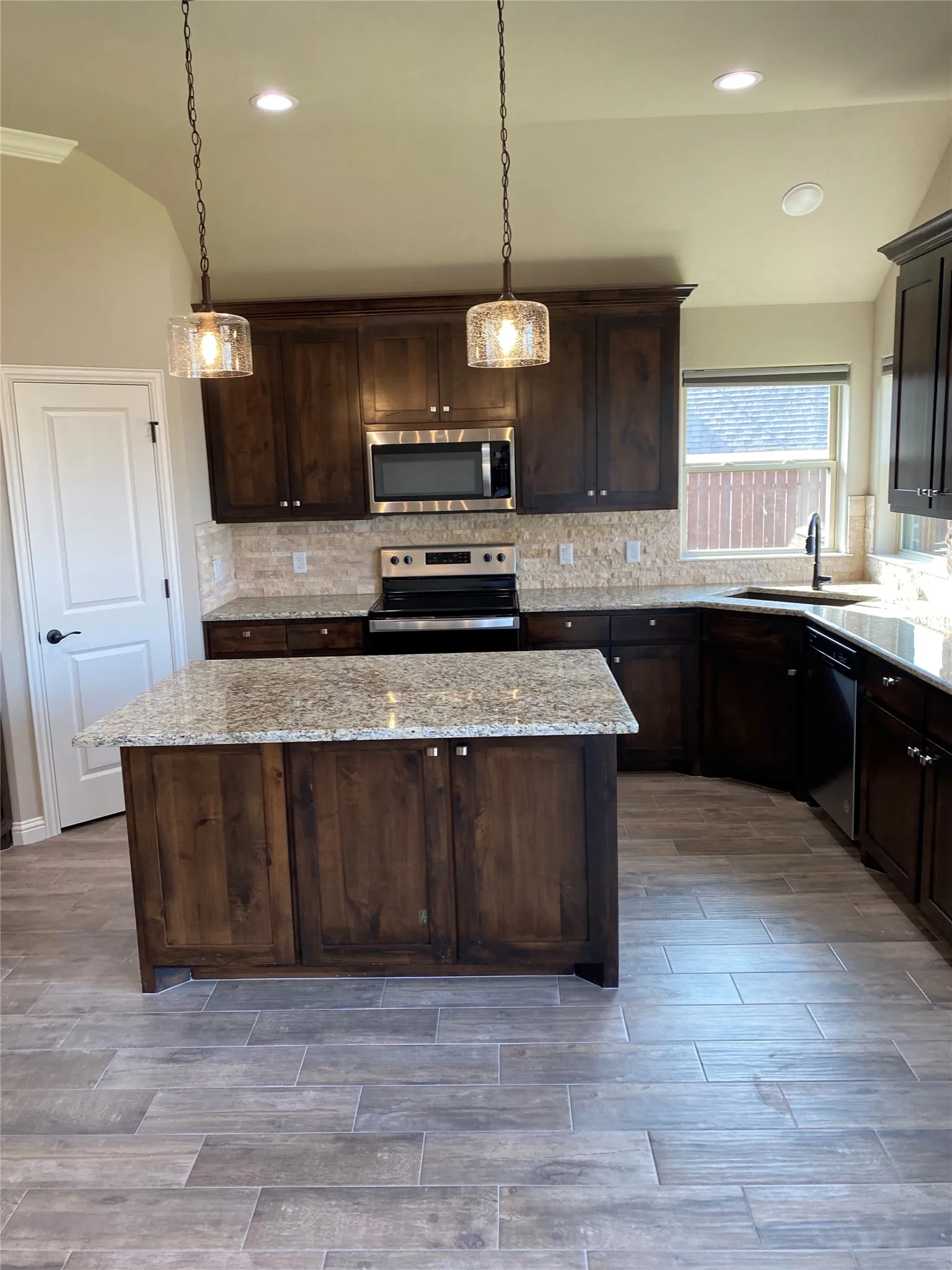 Single Family Residence For Rent in Hood County , 3005 Promenade Drive, Granbury, Texas 76049, 3 Bedroom, 2 Bathroom, 2 Garage spaces, 1,787 Sqft, built in 2022, mls#21406375, Real Estate Agent in Granbury, Homes For Rent in Hood county, Homes For Rent in Granbury, Realtor in Granbury Texas, Real Estate Brokerage Independent Realty Texas, Luminita Cordes Realtor