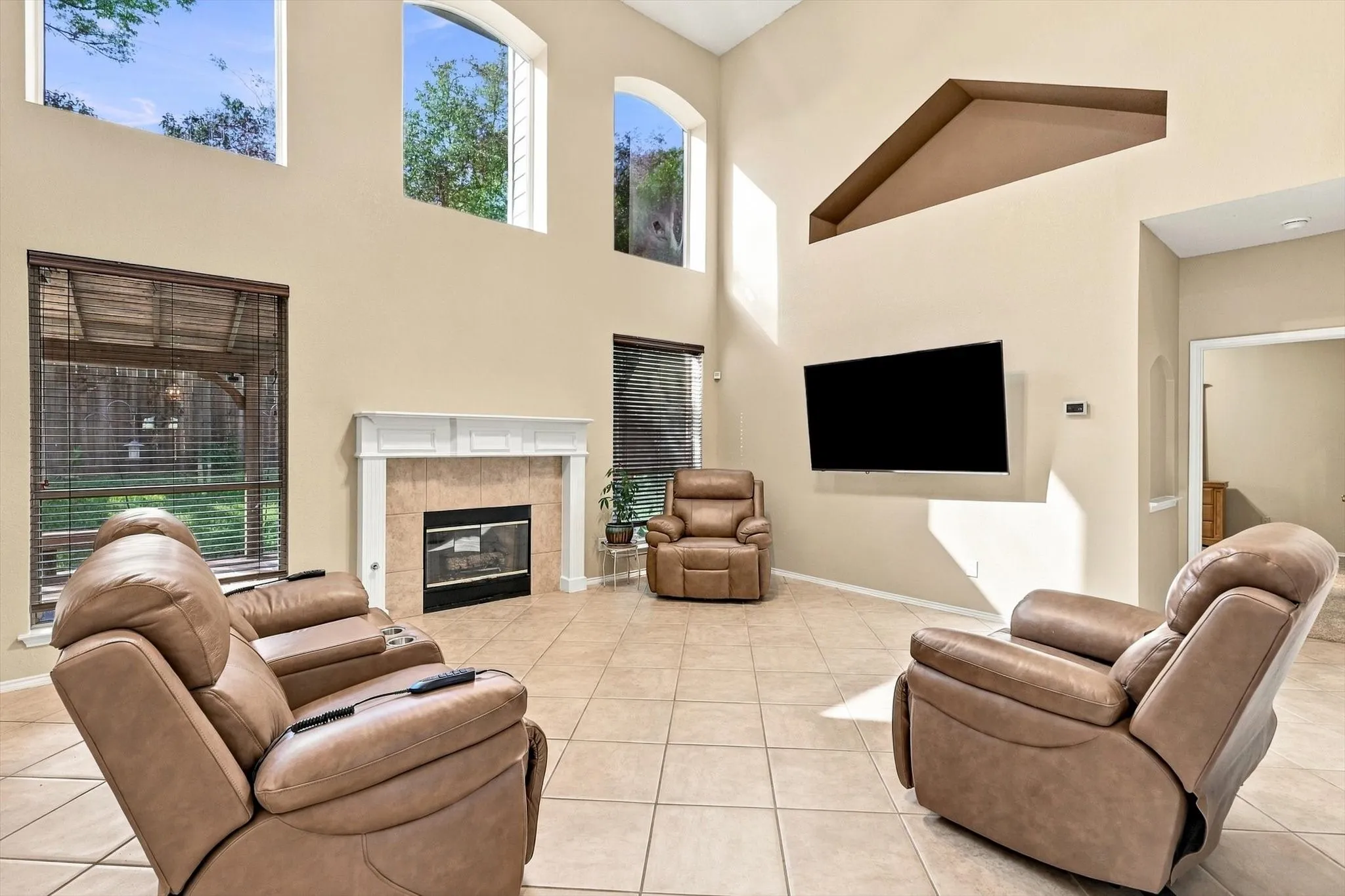 Vaulted ceiling with multiple upper windows