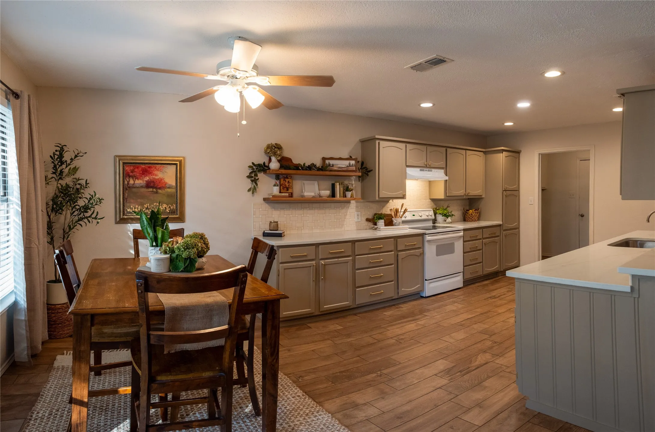 Single Family Residence For Sale in Tarrant County , 1110 W Cozby Court W, Benbrook, Texas 76126, 3 Bedroom, 2 Bathroom, 2 Garage spaces, 1,562 Sqft, built in 1986, mls#21406387, Real Estate Agent in Benbrook, Homes For Sale in Tarrant county, Homes For Sale in Benbrook, Realtor in Benbrook Texas, Real Estate Brokerage Independent Realty Texas, Luminita Cordes Realtor