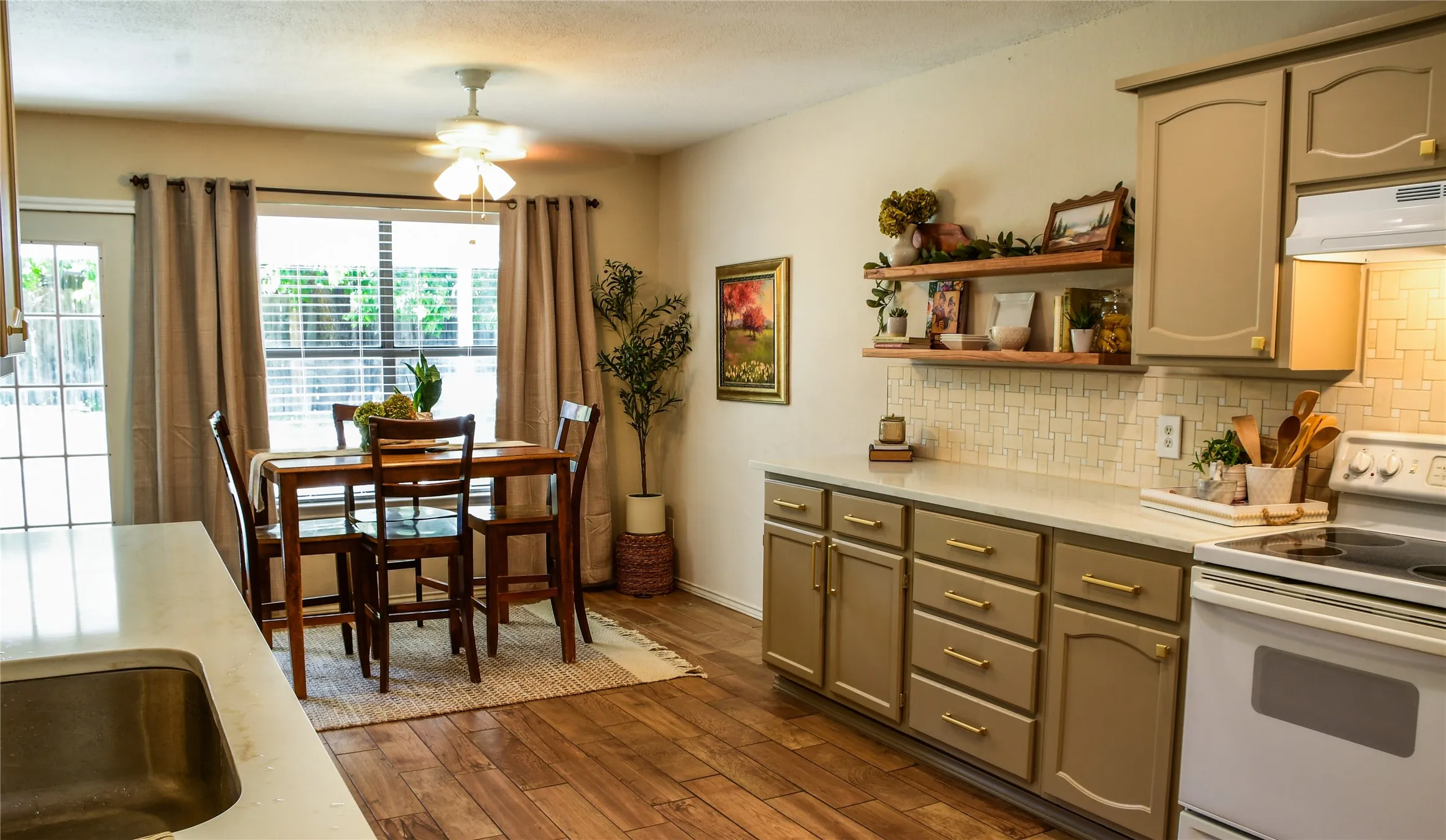 Single Family Residence For Sale in Tarrant County , 1110 W Cozby Court W, Benbrook, Texas 76126, 3 Bedroom, 2 Bathroom, 2 Garage spaces, 1,562 Sqft, built in 1986, mls#21406387, Real Estate Agent in Benbrook, Homes For Sale in Tarrant county, Homes For Sale in Benbrook, Realtor in Benbrook Texas, Real Estate Brokerage Independent Realty Texas, Luminita Cordes Realtor