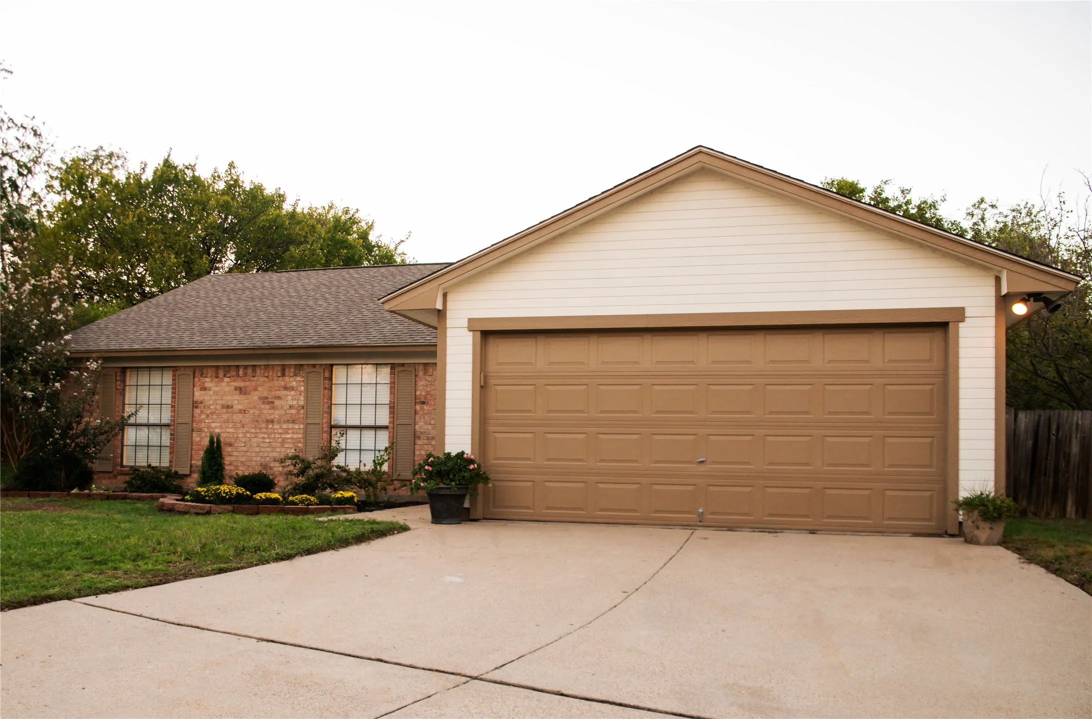 Single Family Residence For Sale in Tarrant County , 1110 W Cozby Court W, Benbrook, Texas 76126, 3 Bedroom, 2 Bathroom, 2 Garage spaces, 1,562 Sqft, built in 1986, mls#21406387, Real Estate Agent in Benbrook, Homes For Sale in Tarrant county, Homes For Sale in Benbrook, Realtor in Benbrook Texas, Real Estate Brokerage Independent Realty Texas, Luminita Cordes Realtor
