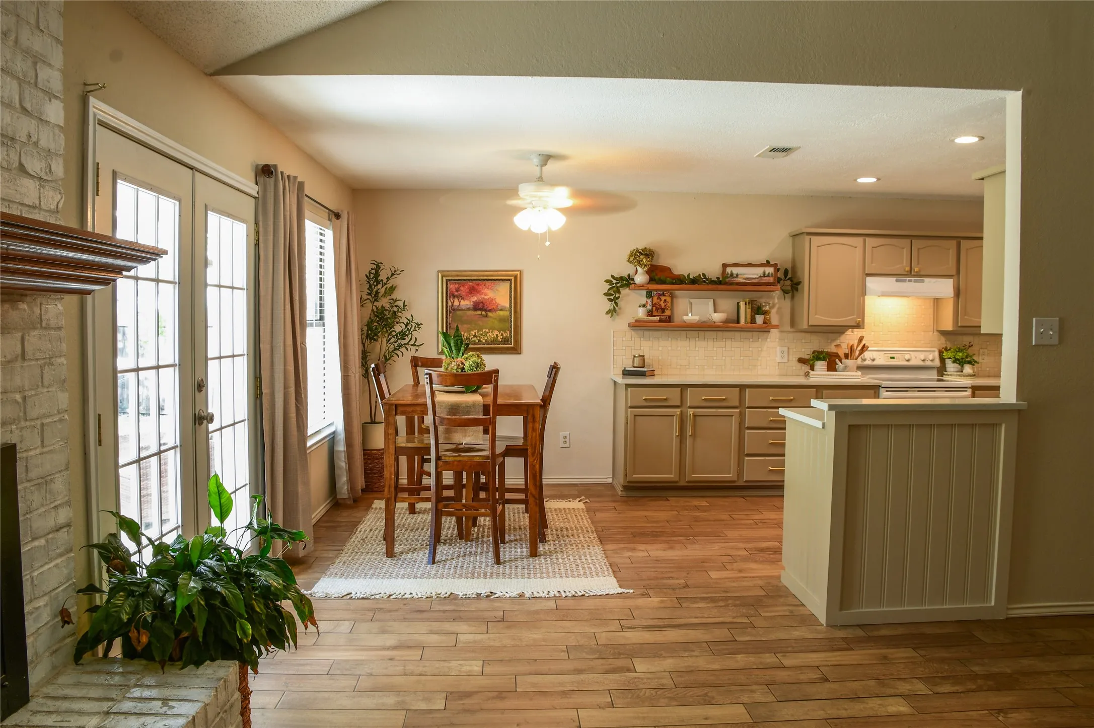 Single Family Residence For Sale in Tarrant County , 1110 W Cozby Court W, Benbrook, Texas 76126, 3 Bedroom, 2 Bathroom, 2 Garage spaces, 1,562 Sqft, built in 1986, mls#21406387, Real Estate Agent in Benbrook, Homes For Sale in Tarrant county, Homes For Sale in Benbrook, Realtor in Benbrook Texas, Real Estate Brokerage Independent Realty Texas, Luminita Cordes Realtor