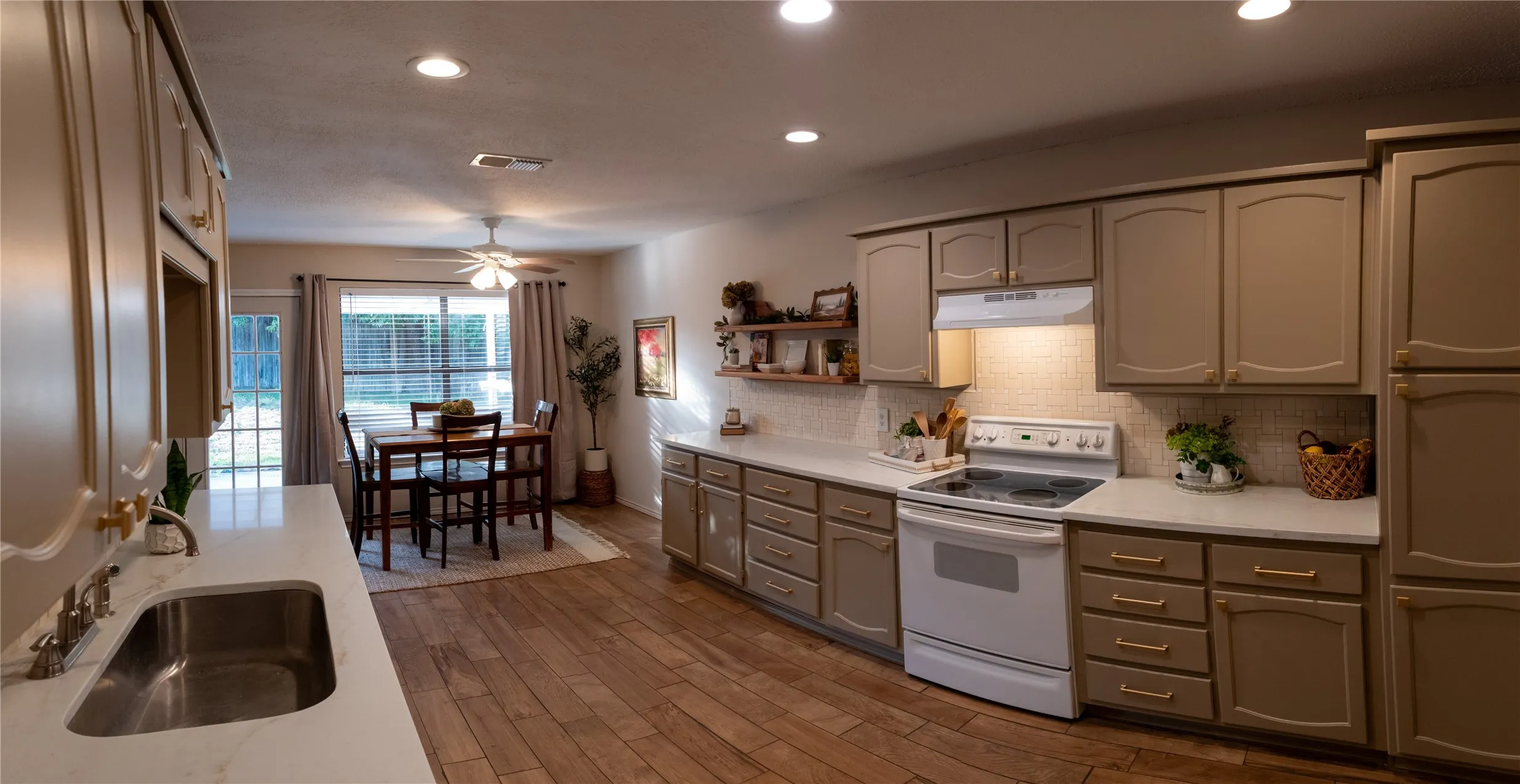 Single Family Residence For Sale in Tarrant County , 1110 W Cozby Court W, Benbrook, Texas 76126, 3 Bedroom, 2 Bathroom, 2 Garage spaces, 1,562 Sqft, built in 1986, mls#21406387, Real Estate Agent in Benbrook, Homes For Sale in Tarrant county, Homes For Sale in Benbrook, Realtor in Benbrook Texas, Real Estate Brokerage Independent Realty Texas, Luminita Cordes Realtor