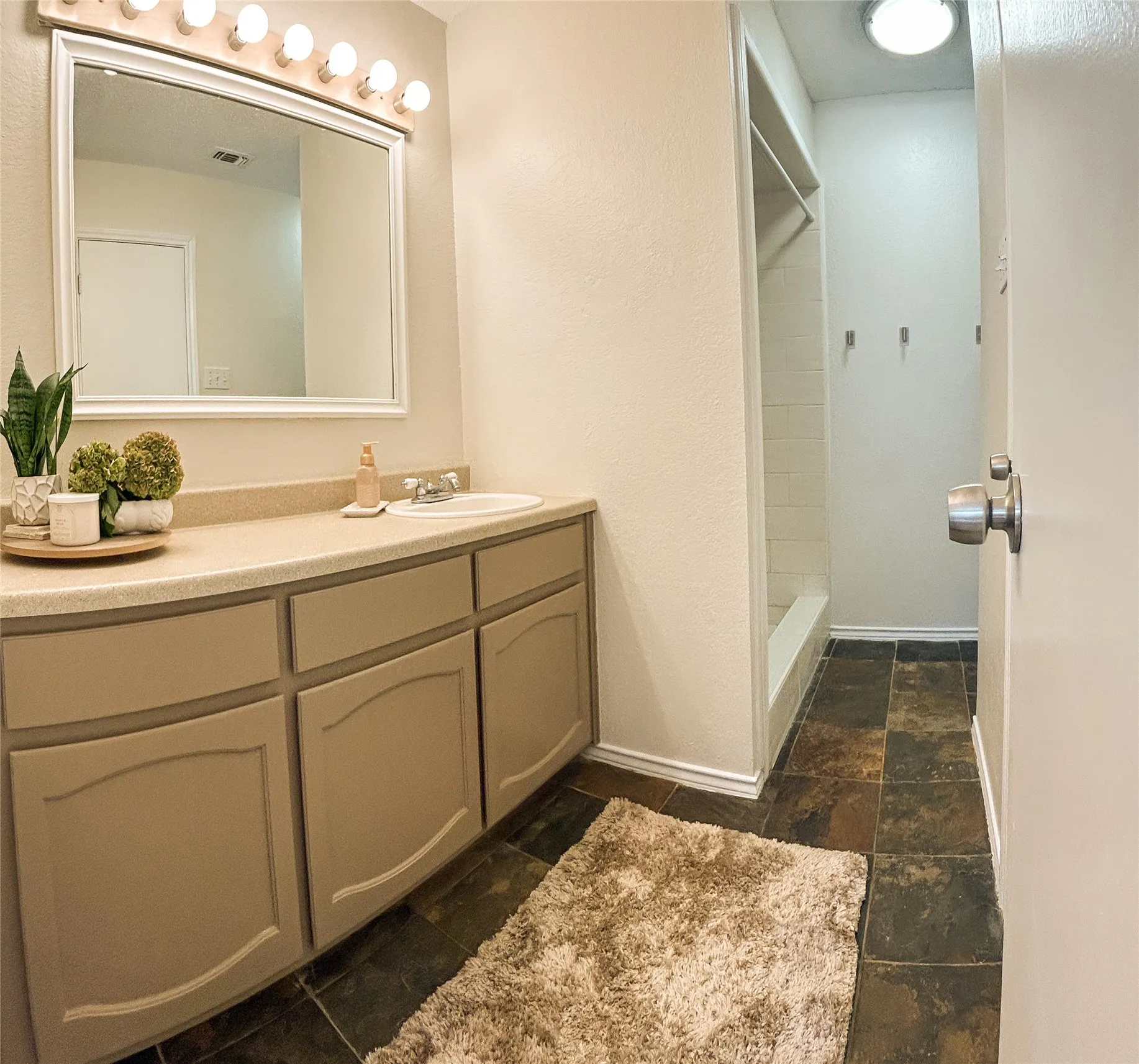 Single Family Residence For Sale in Tarrant County , 1110 W Cozby Court W, Benbrook, Texas 76126, 3 Bedroom, 2 Bathroom, 2 Garage spaces, 1,562 Sqft, built in 1986, mls#21406387, Real Estate Agent in Benbrook, Homes For Sale in Tarrant county, Homes For Sale in Benbrook, Realtor in Benbrook Texas, Real Estate Brokerage Independent Realty Texas, Luminita Cordes Realtor