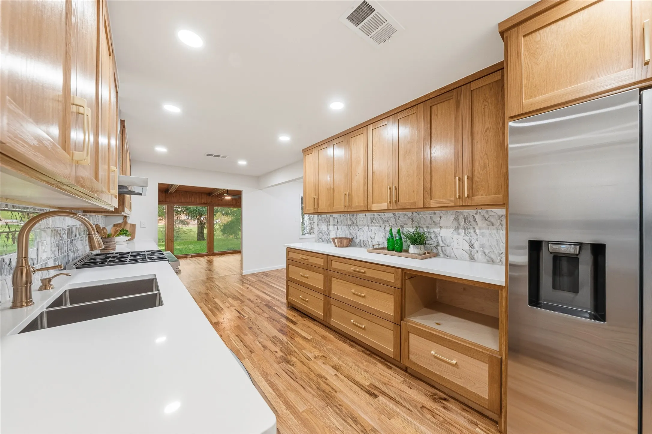 Single Family Residence For Sale in Tarrant County , 3905 Shady Valley Drive, Arlington, Texas 76013, 4 Bedroom, 4 Bathroom, Garage spaces, 3,806 Sqft, built in 1965, mls#21406325, Real Estate Agent in Arlington, Homes For Sale in Tarrant county, Homes For Sale in Arlington, Realtor in Arlington Texas, Real Estate Brokerage Independent Realty Texas, Luminita Cordes Realtor