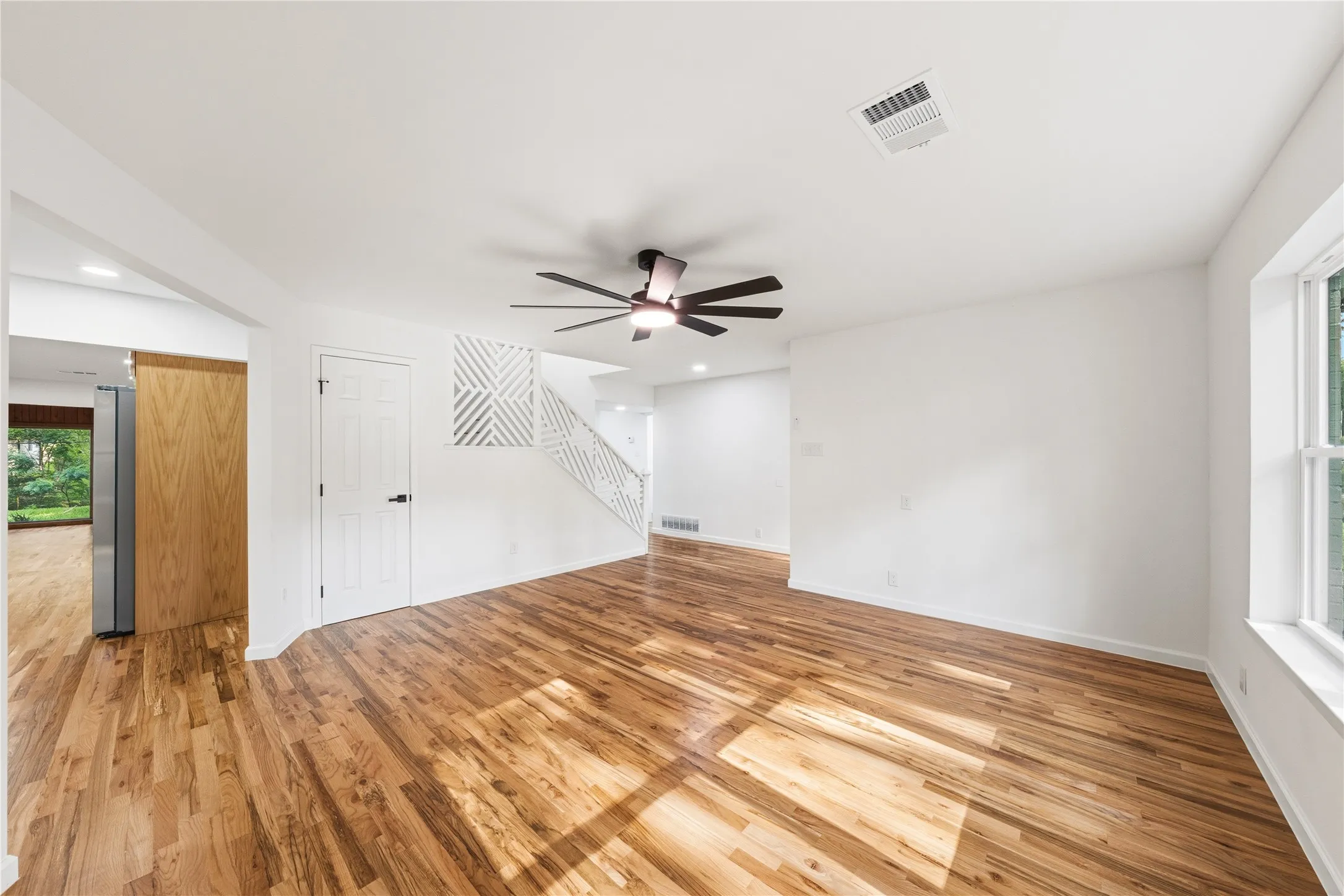 Single Family Residence For Sale in Tarrant County , 3905 Shady Valley Drive, Arlington, Texas 76013, 4 Bedroom, 4 Bathroom, Garage spaces, 3,806 Sqft, built in 1965, mls#21406325, Real Estate Agent in Arlington, Homes For Sale in Tarrant county, Homes For Sale in Arlington, Realtor in Arlington Texas, Real Estate Brokerage Independent Realty Texas, Luminita Cordes Realtor