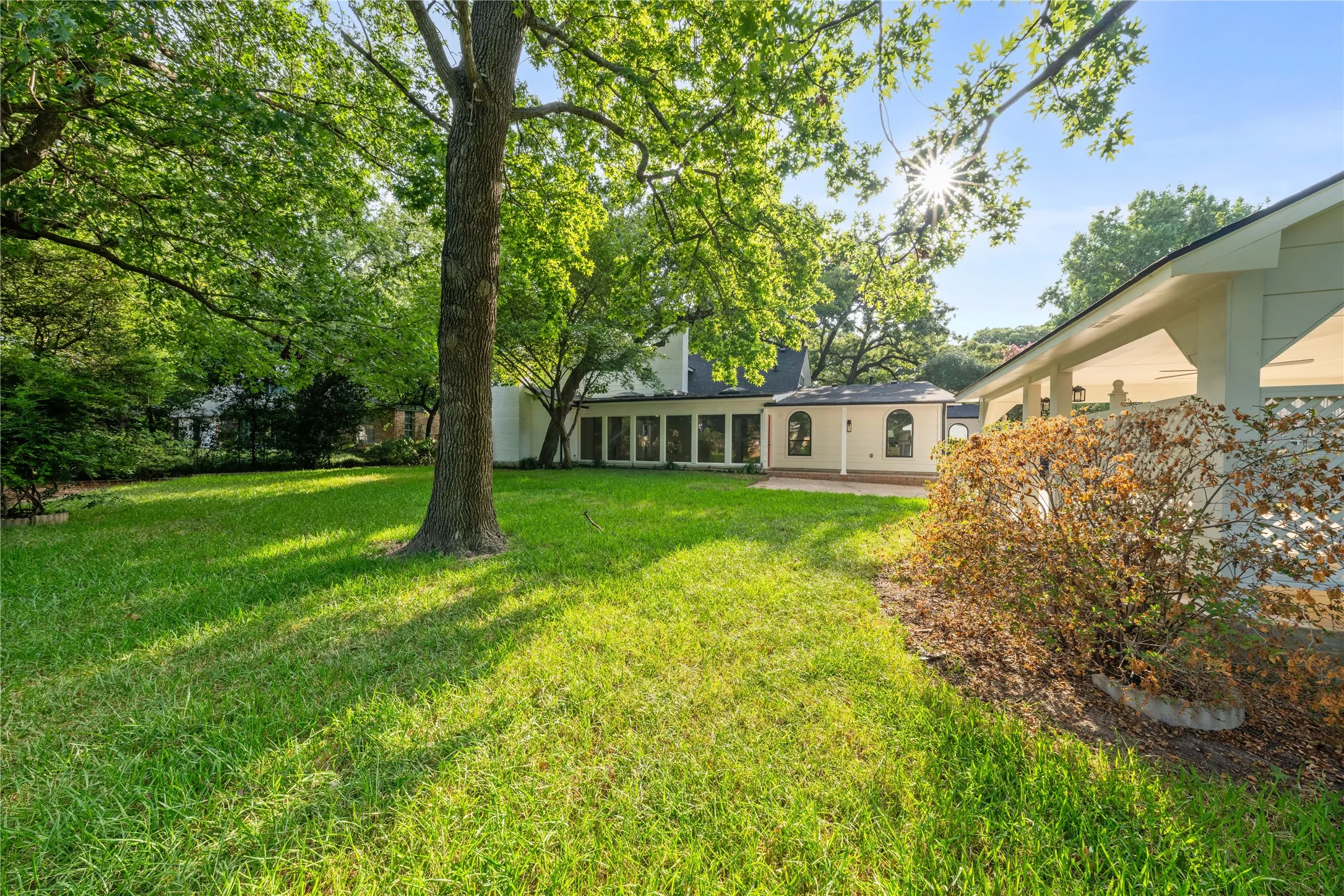 Single Family Residence For Sale in Tarrant County , 3905 Shady Valley Drive, Arlington, Texas 76013, 4 Bedroom, 4 Bathroom, Garage spaces, 3,806 Sqft, built in 1965, mls#21406325, Real Estate Agent in Arlington, Homes For Sale in Tarrant county, Homes For Sale in Arlington, Realtor in Arlington Texas, Real Estate Brokerage Independent Realty Texas, Luminita Cordes Realtor