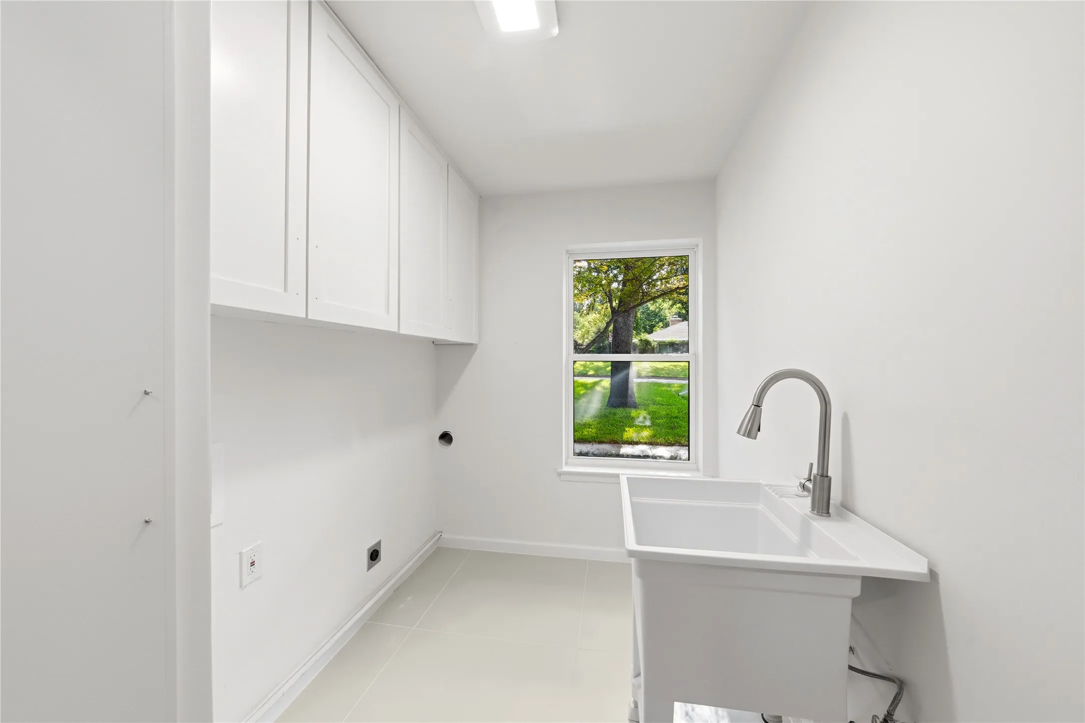 Single Family Residence For Sale in Tarrant County , 3905 Shady Valley Drive, Arlington, Texas 76013, 4 Bedroom, 4 Bathroom, Garage spaces, 3,806 Sqft, built in 1965, mls#21406325, Real Estate Agent in Arlington, Homes For Sale in Tarrant county, Homes For Sale in Arlington, Realtor in Arlington Texas, Real Estate Brokerage Independent Realty Texas, Luminita Cordes Realtor