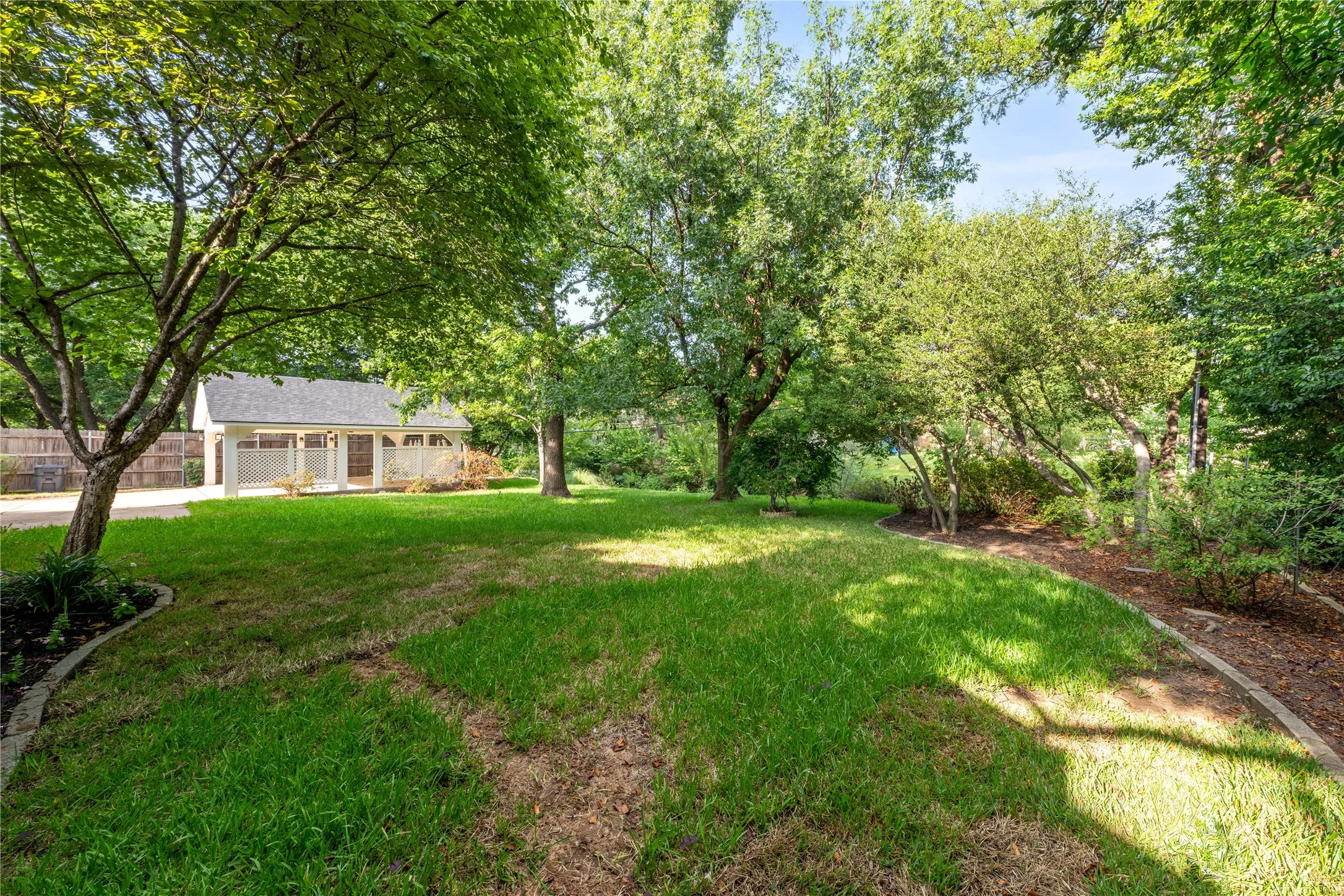 Single Family Residence For Sale in Tarrant County , 3905 Shady Valley Drive, Arlington, Texas 76013, 4 Bedroom, 4 Bathroom, Garage spaces, 3,806 Sqft, built in 1965, mls#21406325, Real Estate Agent in Arlington, Homes For Sale in Tarrant county, Homes For Sale in Arlington, Realtor in Arlington Texas, Real Estate Brokerage Independent Realty Texas, Luminita Cordes Realtor