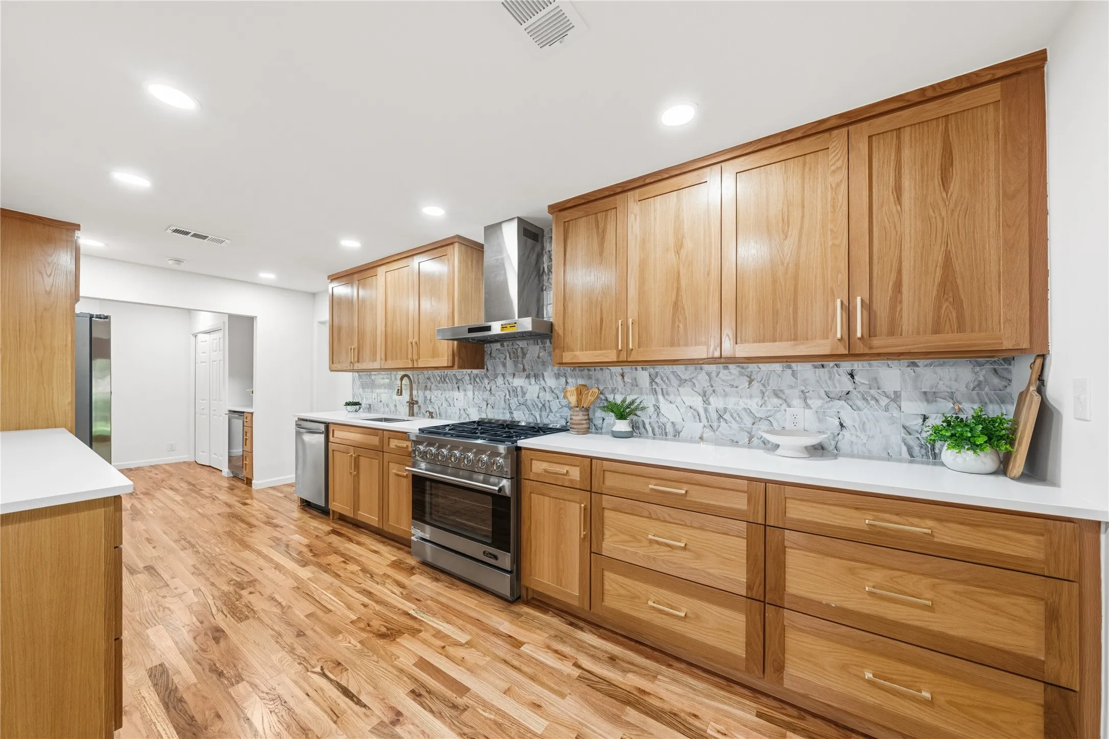 Single Family Residence For Sale in Tarrant County , 3905 Shady Valley Drive, Arlington, Texas 76013, 4 Bedroom, 4 Bathroom, Garage spaces, 3,806 Sqft, built in 1965, mls#21406325, Real Estate Agent in Arlington, Homes For Sale in Tarrant county, Homes For Sale in Arlington, Realtor in Arlington Texas, Real Estate Brokerage Independent Realty Texas, Luminita Cordes Realtor