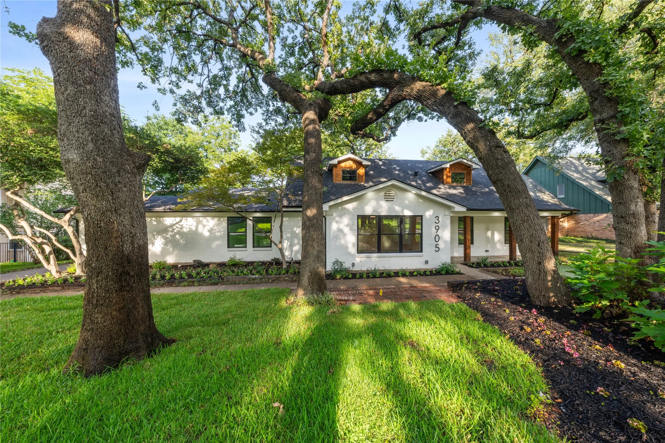 Single Family Residence For Sale in Tarrant County , 3905 Shady Valley Drive, Arlington, Texas 76013, 4 Bedroom, 4 Bathroom, Garage spaces, 3,806 Sqft, built in 1965, mls#21406325, Real Estate Agent in Arlington, Homes For Sale in Tarrant county, Homes For Sale in Arlington, Realtor in Arlington Texas, Real Estate Brokerage Independent Realty Texas, Luminita Cordes Realtor