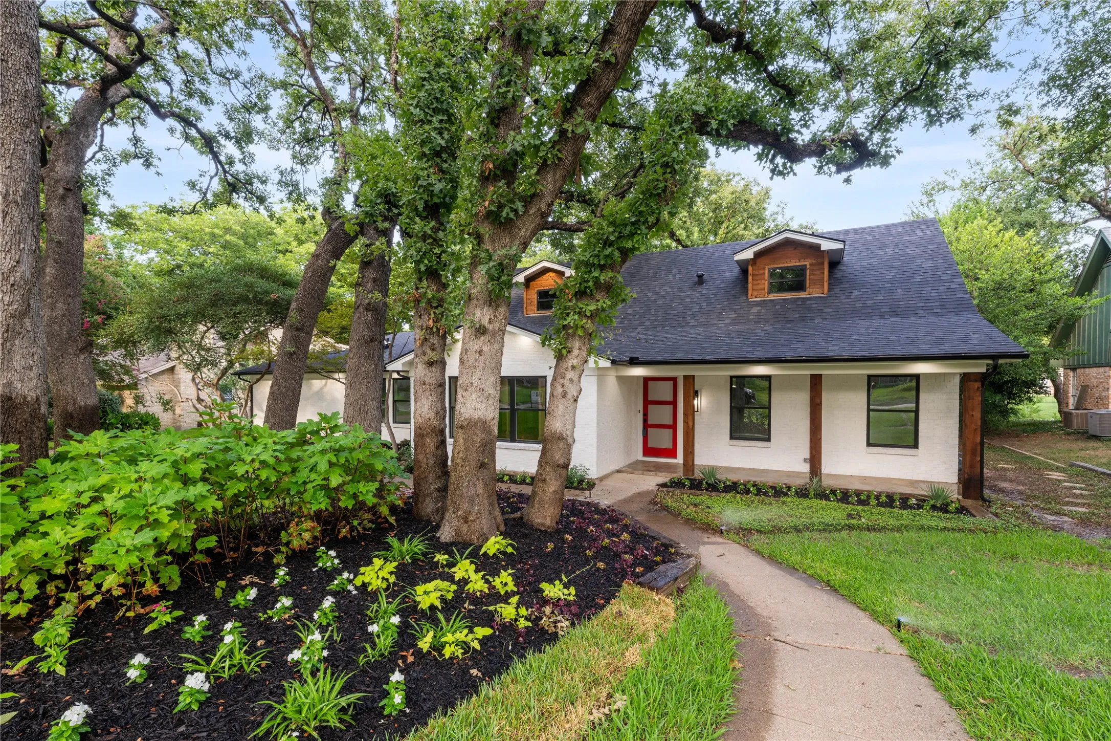 Single Family Residence For Sale in Tarrant County , 3905 Shady Valley Drive, Arlington, Texas 76013, 4 Bedroom, 4 Bathroom, Garage spaces, 3,806 Sqft, built in 1965, mls#21406325, Real Estate Agent in Arlington, Homes For Sale in Tarrant county, Homes For Sale in Arlington, Realtor in Arlington Texas, Real Estate Brokerage Independent Realty Texas, Luminita Cordes Realtor