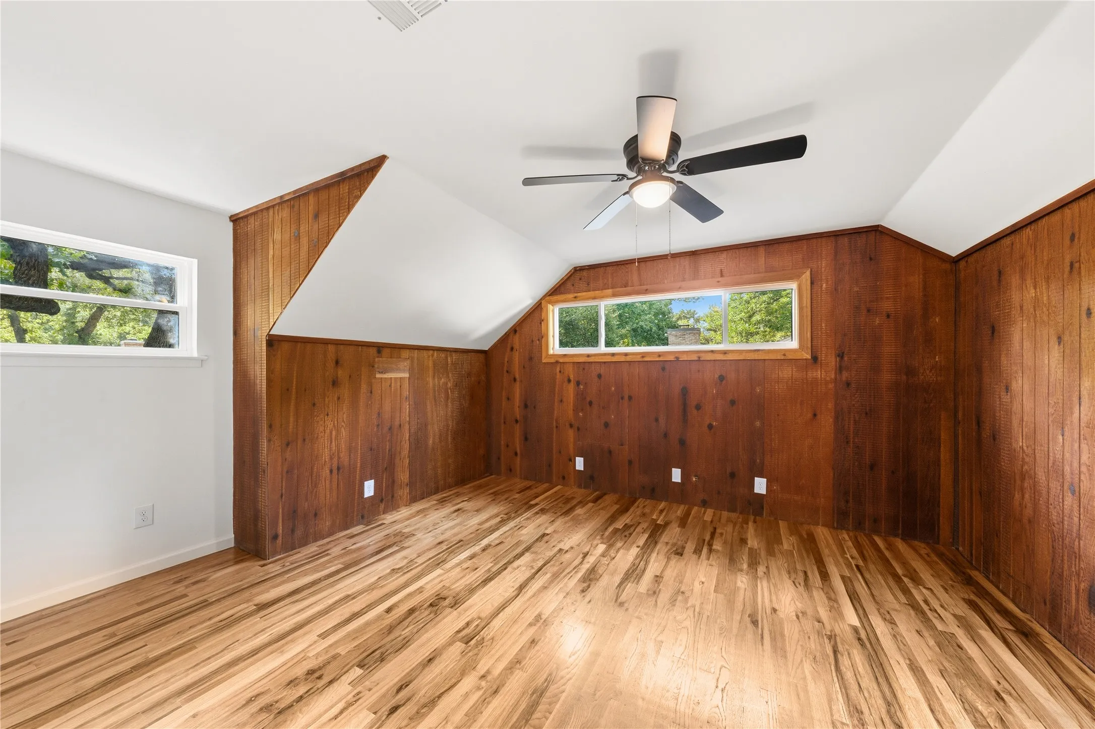 Single Family Residence For Sale in Tarrant County , 3905 Shady Valley Drive, Arlington, Texas 76013, 4 Bedroom, 4 Bathroom, Garage spaces, 3,806 Sqft, built in 1965, mls#21406325, Real Estate Agent in Arlington, Homes For Sale in Tarrant county, Homes For Sale in Arlington, Realtor in Arlington Texas, Real Estate Brokerage Independent Realty Texas, Luminita Cordes Realtor