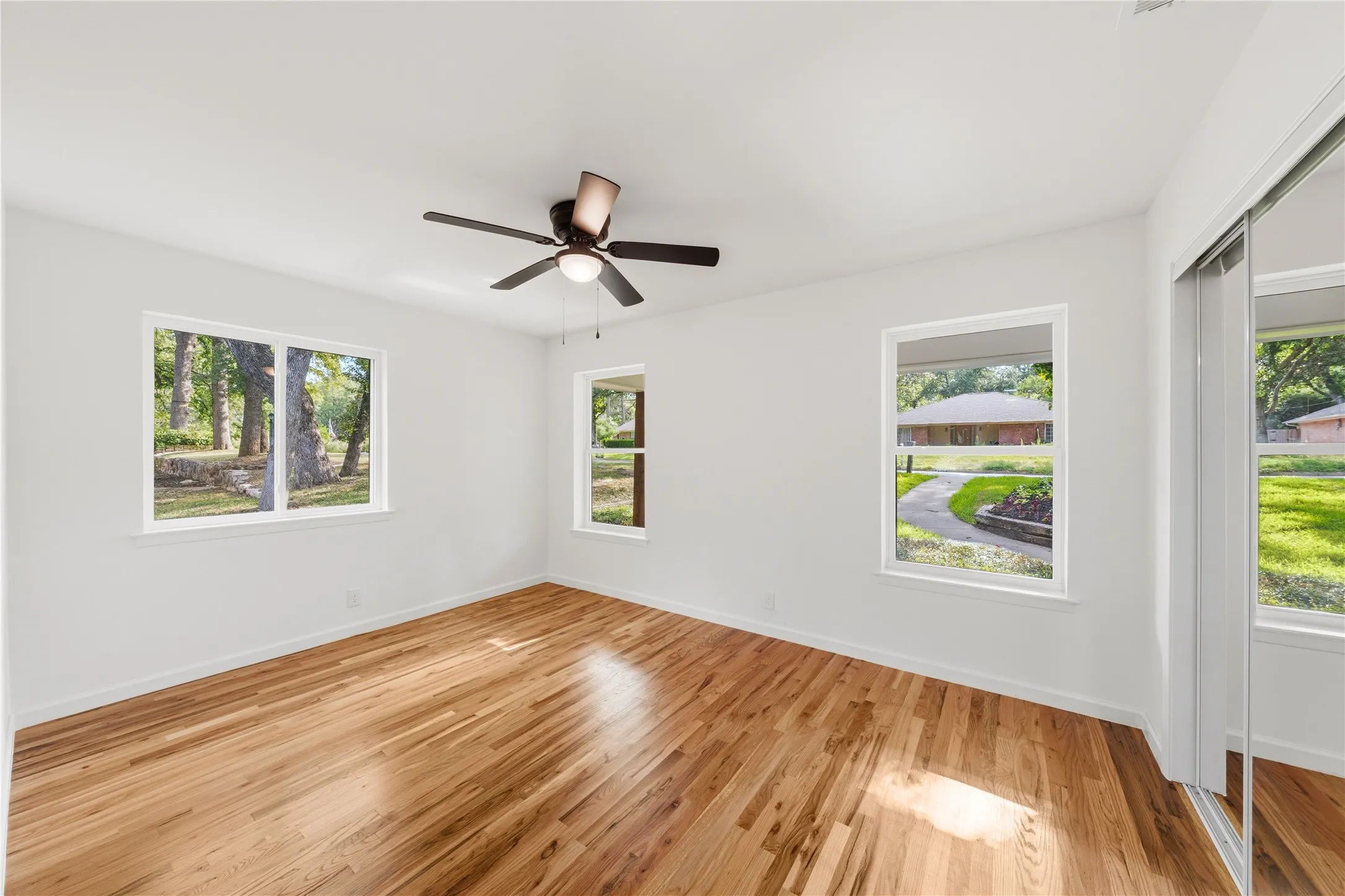 Single Family Residence For Sale in Tarrant County , 3905 Shady Valley Drive, Arlington, Texas 76013, 4 Bedroom, 4 Bathroom, Garage spaces, 3,806 Sqft, built in 1965, mls#21406325, Real Estate Agent in Arlington, Homes For Sale in Tarrant county, Homes For Sale in Arlington, Realtor in Arlington Texas, Real Estate Brokerage Independent Realty Texas, Luminita Cordes Realtor