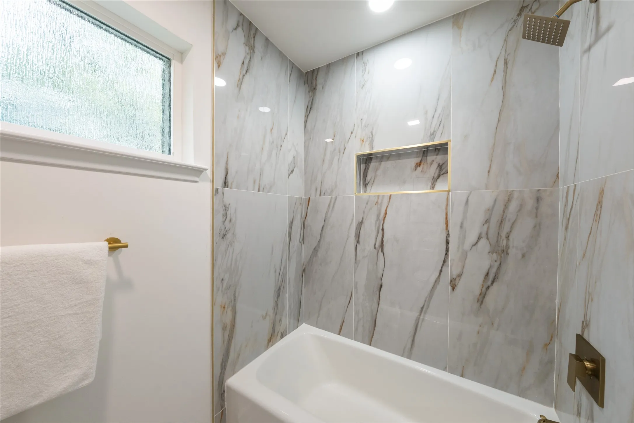 Single Family Residence For Sale in Tarrant County , 3905 Shady Valley Drive, Arlington, Texas 76013, 4 Bedroom, 4 Bathroom, Garage spaces, 3,806 Sqft, built in 1965, mls#21406325, Real Estate Agent in Arlington, Homes For Sale in Tarrant county, Homes For Sale in Arlington, Realtor in Arlington Texas, Real Estate Brokerage Independent Realty Texas, Luminita Cordes Realtor