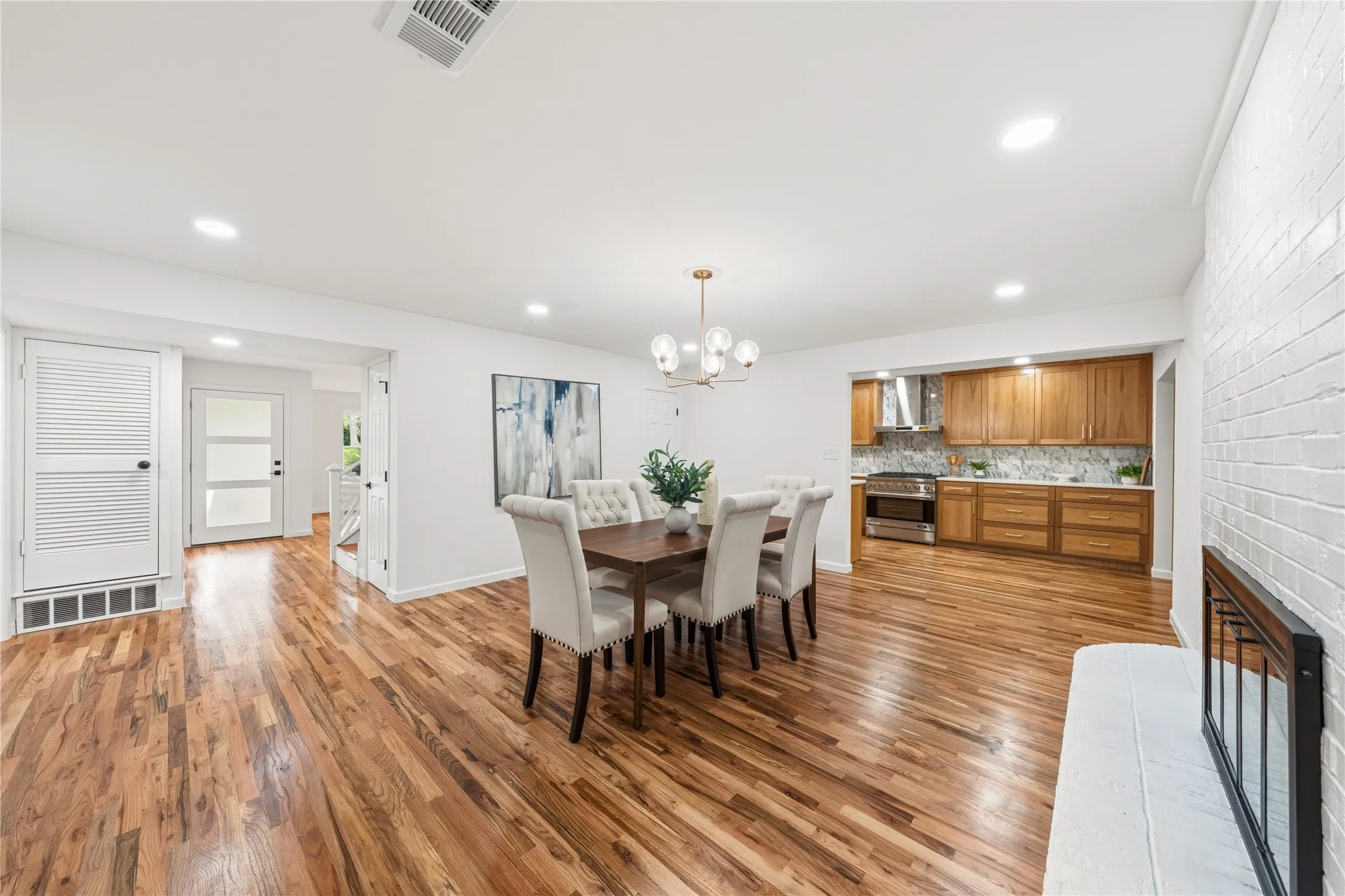 Single Family Residence For Sale in Tarrant County , 3905 Shady Valley Drive, Arlington, Texas 76013, 4 Bedroom, 4 Bathroom, Garage spaces, 3,806 Sqft, built in 1965, mls#21406325, Real Estate Agent in Arlington, Homes For Sale in Tarrant county, Homes For Sale in Arlington, Realtor in Arlington Texas, Real Estate Brokerage Independent Realty Texas, Luminita Cordes Realtor