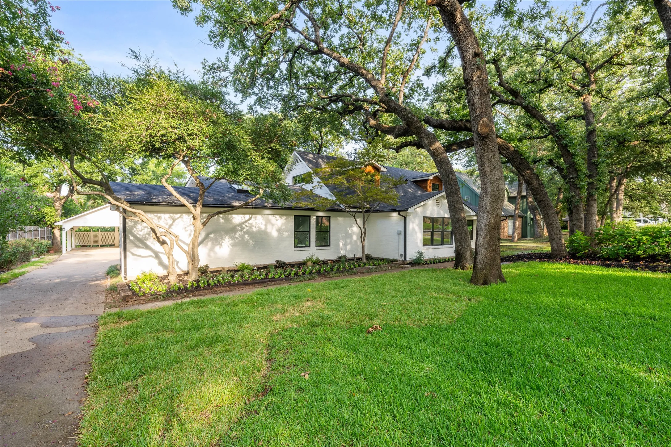Single Family Residence For Sale in Tarrant County , 3905 Shady Valley Drive, Arlington, Texas 76013, 4 Bedroom, 4 Bathroom, Garage spaces, 3,806 Sqft, built in 1965, mls#21406325, Real Estate Agent in Arlington, Homes For Sale in Tarrant county, Homes For Sale in Arlington, Realtor in Arlington Texas, Real Estate Brokerage Independent Realty Texas, Luminita Cordes Realtor