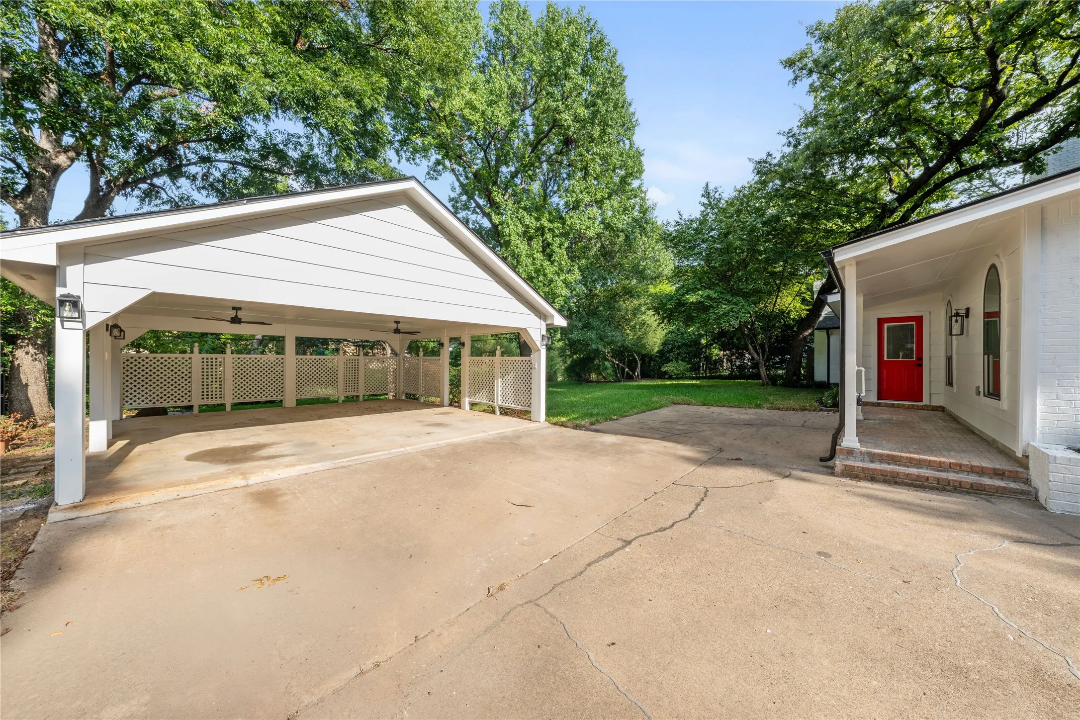Single Family Residence For Sale in Tarrant County , 3905 Shady Valley Drive, Arlington, Texas 76013, 4 Bedroom, 4 Bathroom, Garage spaces, 3,806 Sqft, built in 1965, mls#21406325, Real Estate Agent in Arlington, Homes For Sale in Tarrant county, Homes For Sale in Arlington, Realtor in Arlington Texas, Real Estate Brokerage Independent Realty Texas, Luminita Cordes Realtor