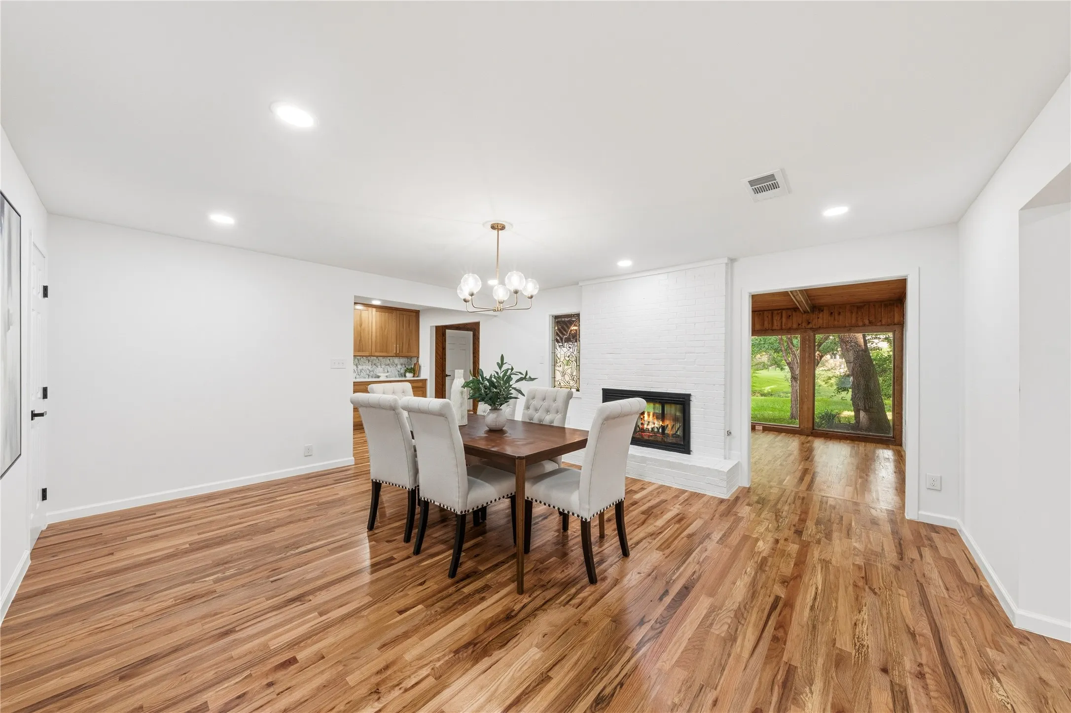 Single Family Residence For Sale in Tarrant County , 3905 Shady Valley Drive, Arlington, Texas 76013, 4 Bedroom, 4 Bathroom, Garage spaces, 3,806 Sqft, built in 1965, mls#21406325, Real Estate Agent in Arlington, Homes For Sale in Tarrant county, Homes For Sale in Arlington, Realtor in Arlington Texas, Real Estate Brokerage Independent Realty Texas, Luminita Cordes Realtor