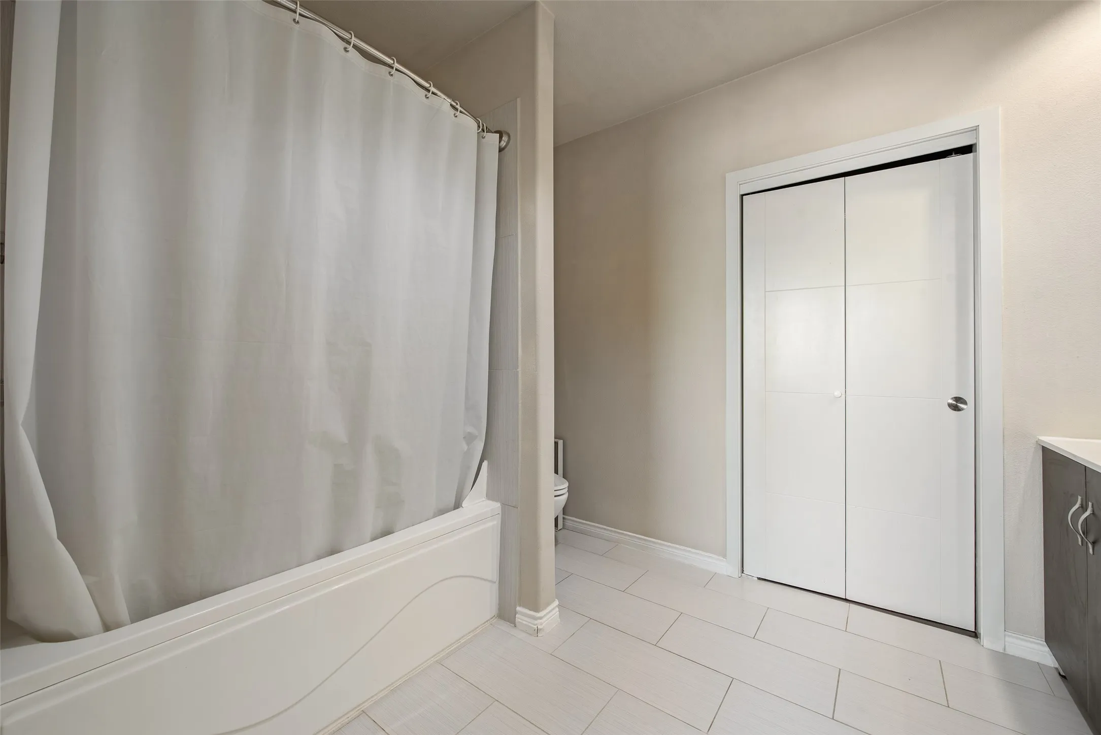 Condominium For Sale in Dallas County , 1100 W Trinity Mills Road 3028, Carrollton, Texas 75006, 2 Bedroom, 2 Bathroom, 1 Garage spaces, 1,100 Sqft, built in 2012, mls#21406401, Real Estate Agent in Carrollton, Homes For Sale in Dallas county, Homes For Sale in Carrollton, Realtor in Carrollton Texas, Real Estate Brokerage Independent Realty Texas, Luminita Cordes Realtor