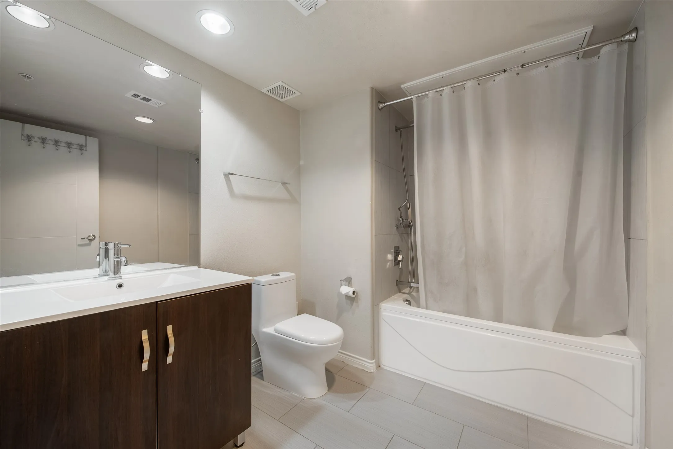 Condominium For Sale in Dallas County , 1100 W Trinity Mills Road 3028, Carrollton, Texas 75006, 2 Bedroom, 2 Bathroom, 1 Garage spaces, 1,100 Sqft, built in 2012, mls#21406401, Real Estate Agent in Carrollton, Homes For Sale in Dallas county, Homes For Sale in Carrollton, Realtor in Carrollton Texas, Real Estate Brokerage Independent Realty Texas, Luminita Cordes Realtor