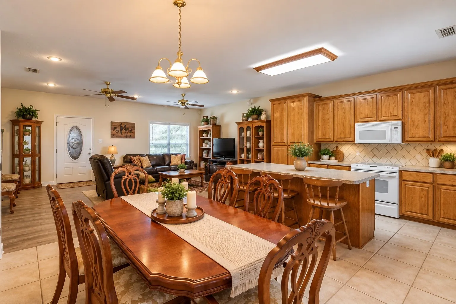 AI decluttered living room/kitchen,dinning room.