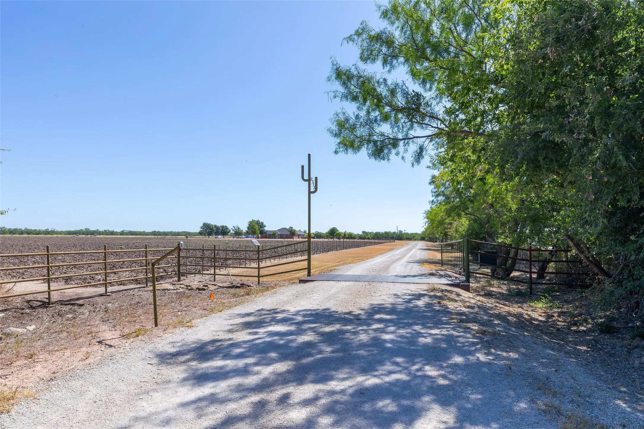 Farm For Sale in Taylor County , 2313 Potosi Road, Abilene, Texas 79602, 3 Bedroom, 2 Bathroom, 3 Garage spaces, 1,488 Sqft, built in 2004, mls#21404559, Real Estate Agent in Abilene, Homes For Sale in Taylor county, Homes For Sale in Abilene, Realtor in Abilene Texas, Real Estate Brokerage Independent Realty Texas, Luminita Cordes Realtor