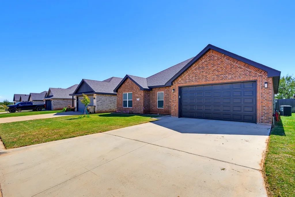 Single Family Residence For Sale in Taylor County , 273 Gatling Street, Tuscola, Texas 79562, 4 Bedroom, 2 Bathroom, 2 Garage spaces, 1,928 Sqft, built in 2022, mls#21404288, Real Estate Agent in Tuscola, Homes For Sale in Taylor county, Homes For Sale in Tuscola, Realtor in Tuscola Texas, Real Estate Brokerage Independent Realty Texas, Luminita Cordes Realtor
