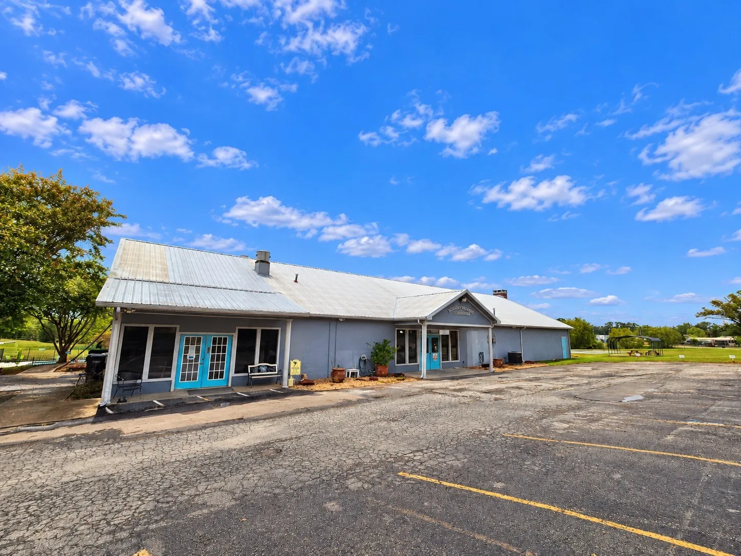 Mobile Home For Sale in Wood County , 340 Apache, Quitman, Texas 75783, 2 Bedroom, 1 Bathroom, 2 Garage spaces, 800 Sqft, built in 2021, mls#21406371, Real Estate Agent in Quitman, Homes For Sale in Wood county, Homes For Sale in Quitman, Realtor in Quitman Texas, Real Estate Brokerage Independent Realty Texas, Luminita Cordes Realtor