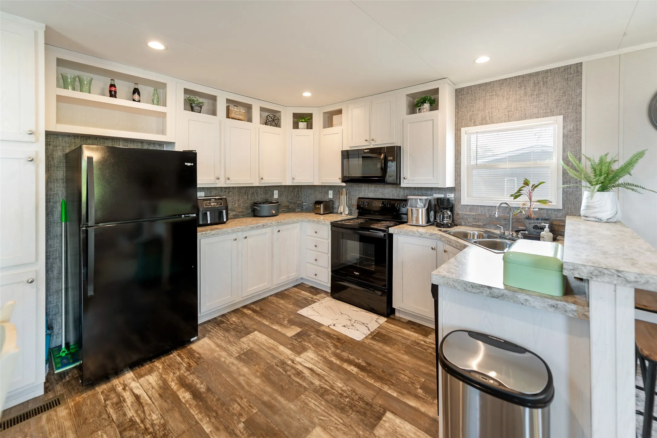 Mobile Home For Sale in Wood County , 340 Apache, Quitman, Texas 75783, 2 Bedroom, 1 Bathroom, 2 Garage spaces, 800 Sqft, built in 2021, mls#21406371, Real Estate Agent in Quitman, Homes For Sale in Wood county, Homes For Sale in Quitman, Realtor in Quitman Texas, Real Estate Brokerage Independent Realty Texas, Luminita Cordes Realtor