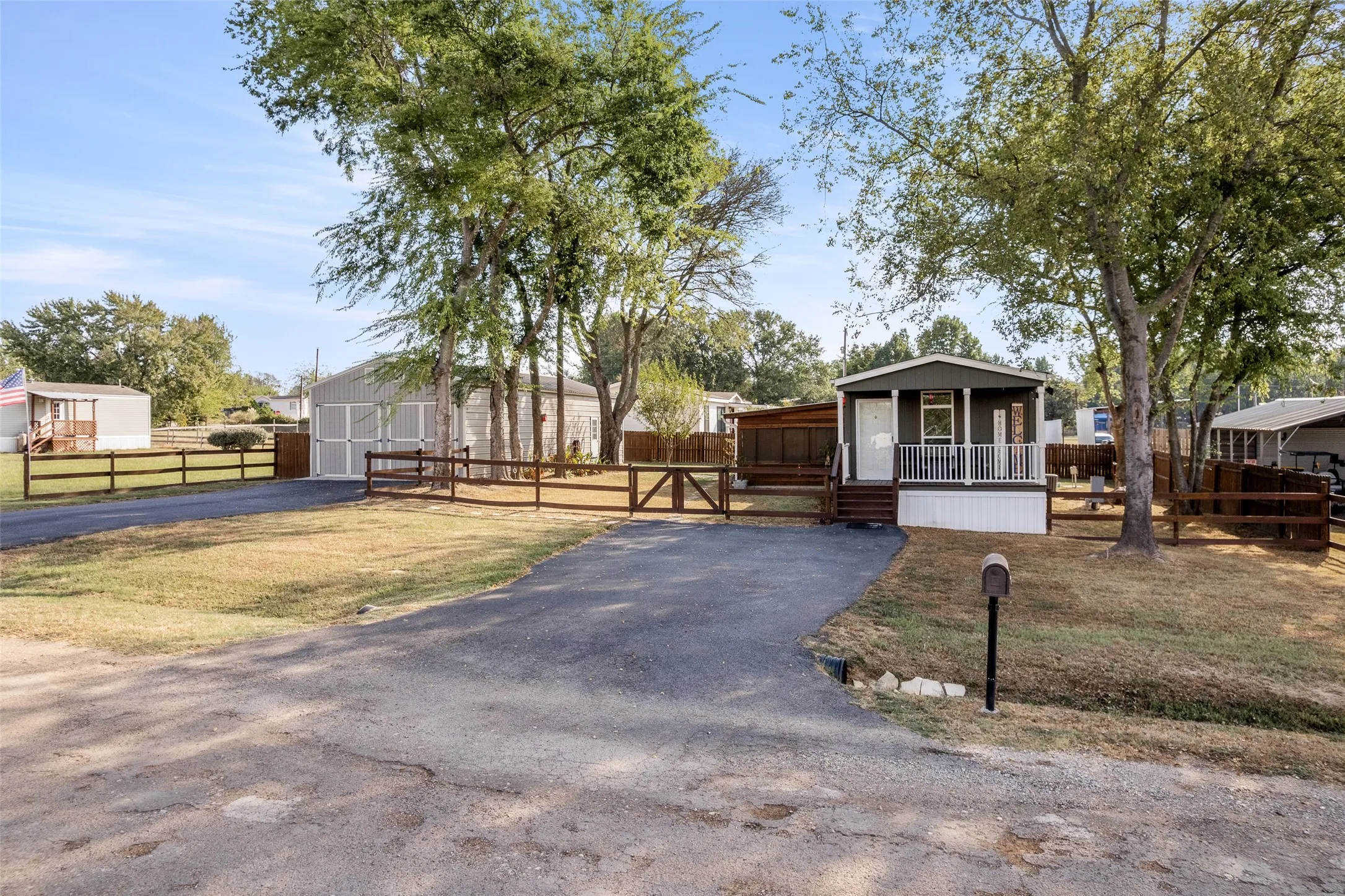 Mobile Home For Sale in Wood County , 340 Apache, Quitman, Texas 75783, 2 Bedroom, 1 Bathroom, 2 Garage spaces, 800 Sqft, built in 2021, mls#21406371, Real Estate Agent in Quitman, Homes For Sale in Wood county, Homes For Sale in Quitman, Realtor in Quitman Texas, Real Estate Brokerage Independent Realty Texas, Luminita Cordes Realtor